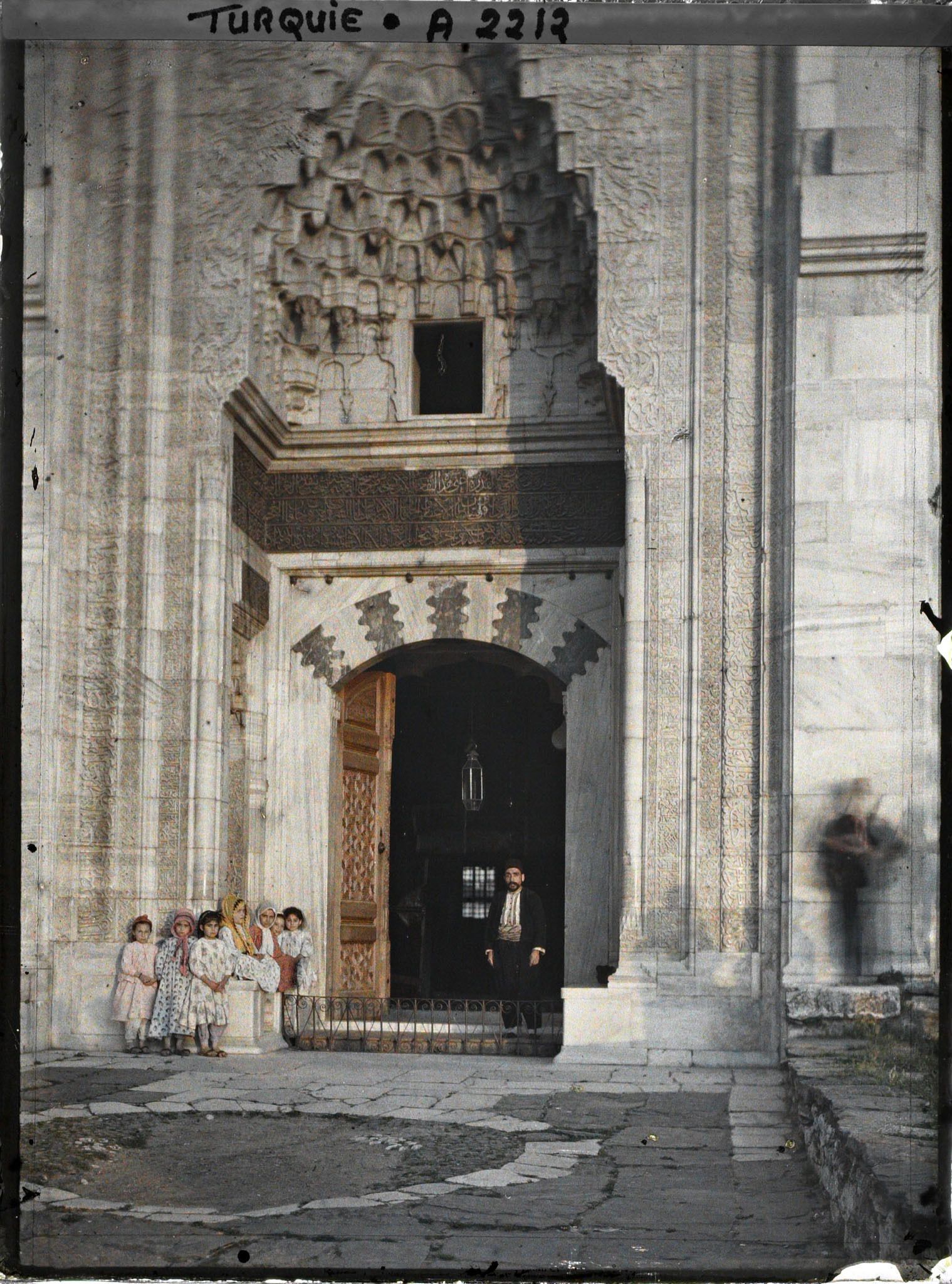 Image représentant Un homme et des fillettes devant l'entrée de la Yesil Camii (la mosquée Verte) datant de 1424