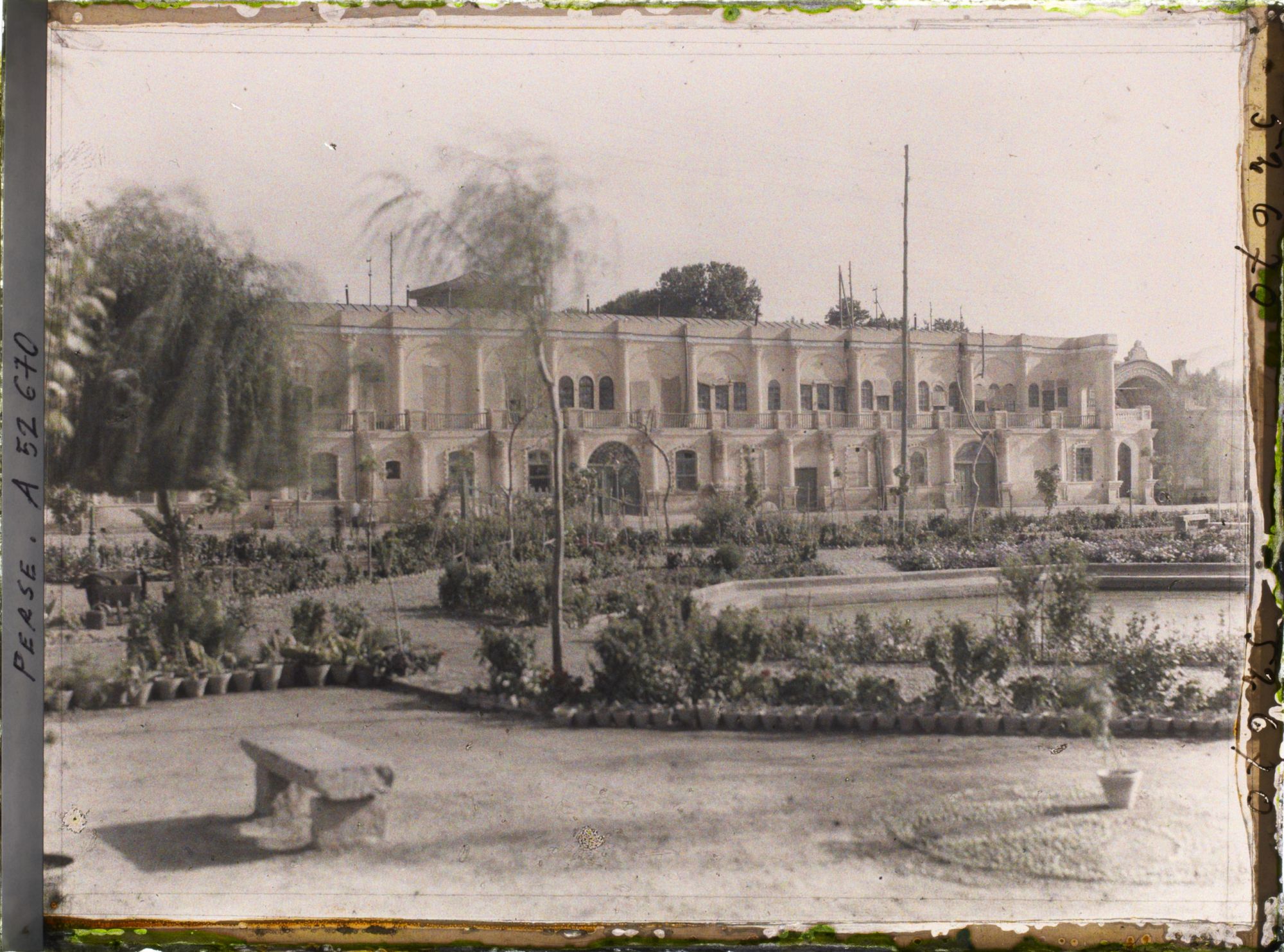 Image représentant Grand bâtiment moderne (actuel Ministère des P.T.T. ?), place des Canons