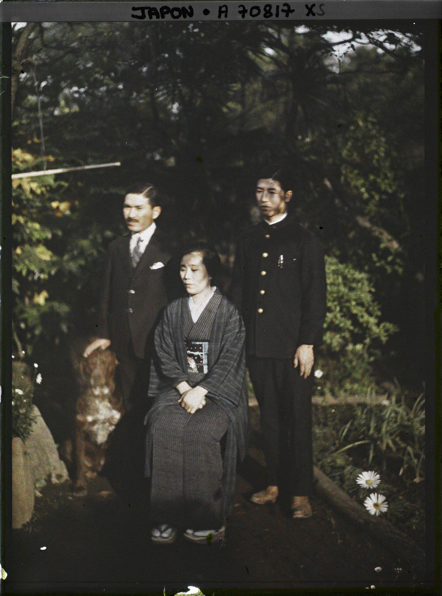 Image représentant Résidence de la famille princière : M. Mitobe, chambellan du défunt prince Kitashirakawa Naruhisa (à gauche)