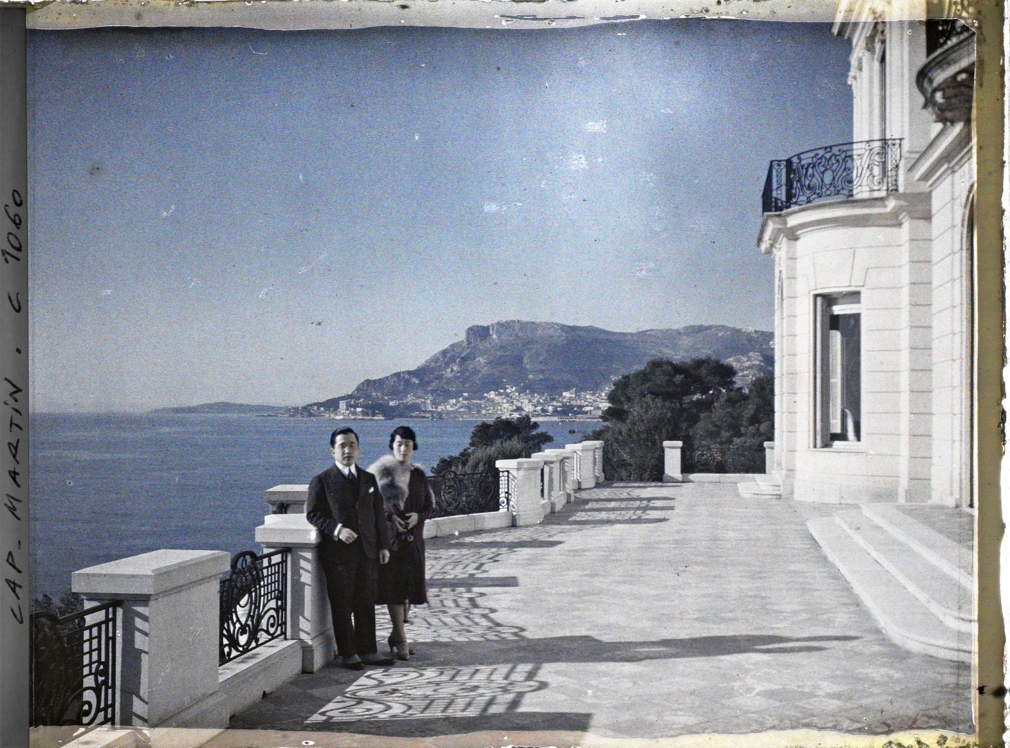 Image représentant Le prince et la princesse de Corée, invités par Albert Kahn, sur la terrasse de la grande villa