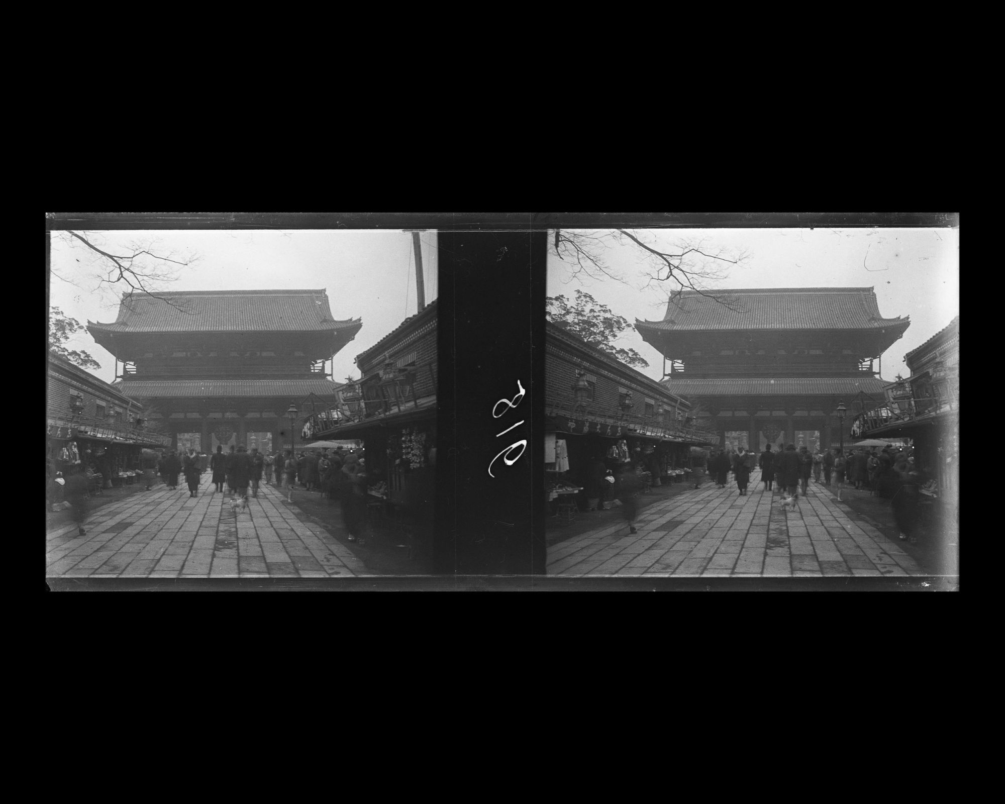 Image représentant La rue Nakamise-dori qui mène au temple Senjo-ji, dans le parc d'Asakusa