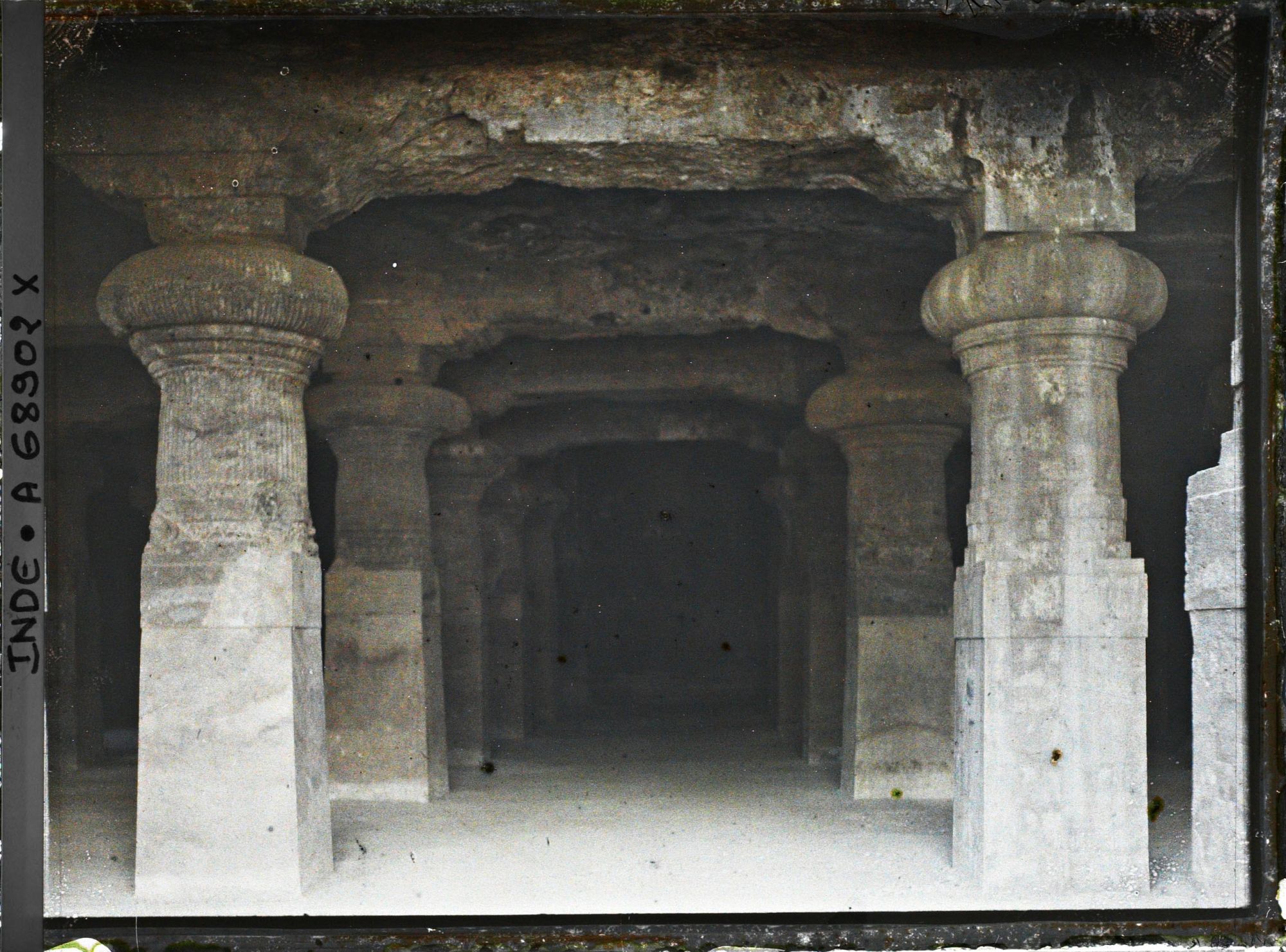 Image représentant Une allée de piliers du temple-caverne hindou dédié à Shiva