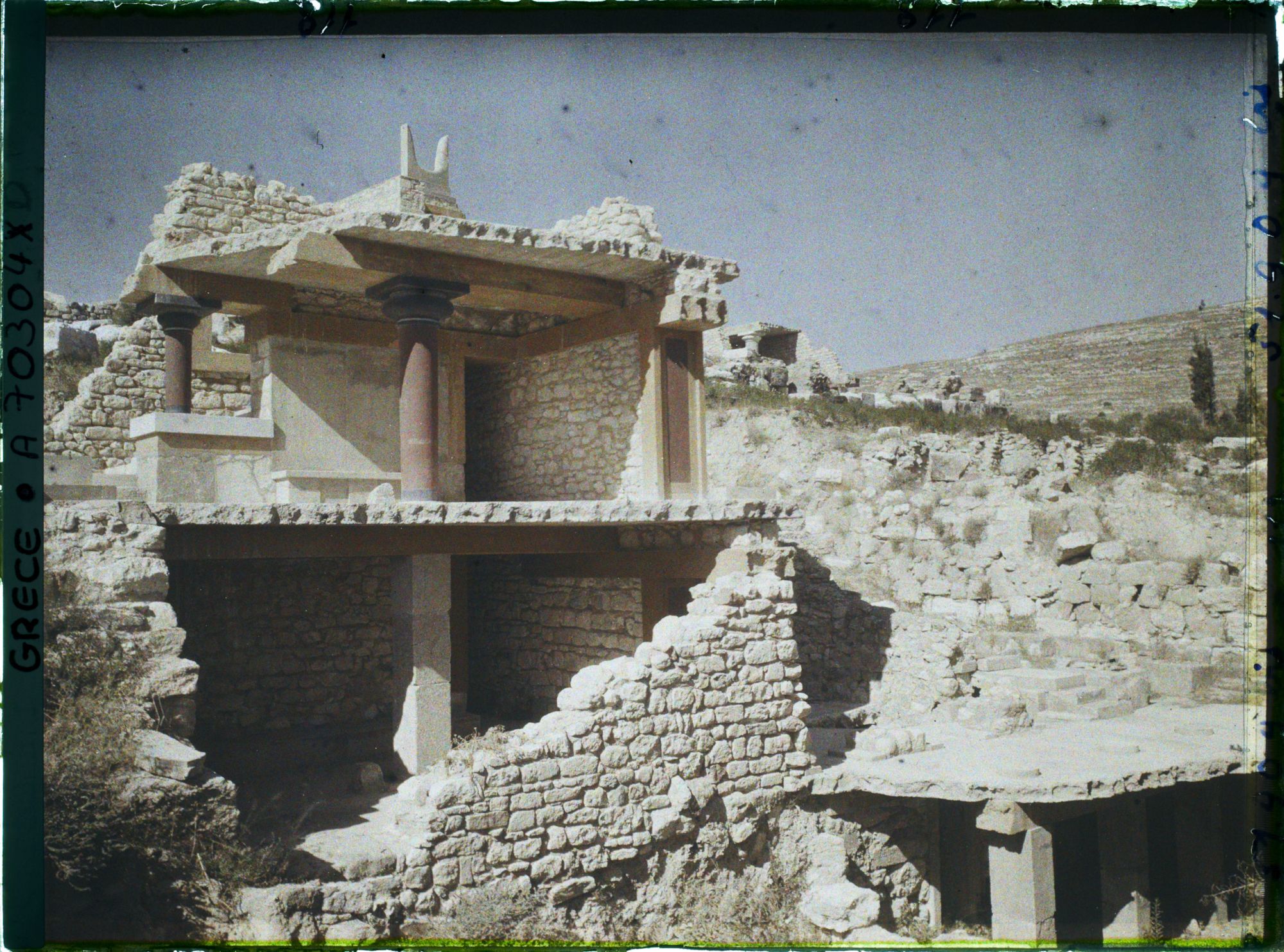 Image représentant Au pied des Propylées sud du palais, la "Maison sud" où logent des courtisans (?)
