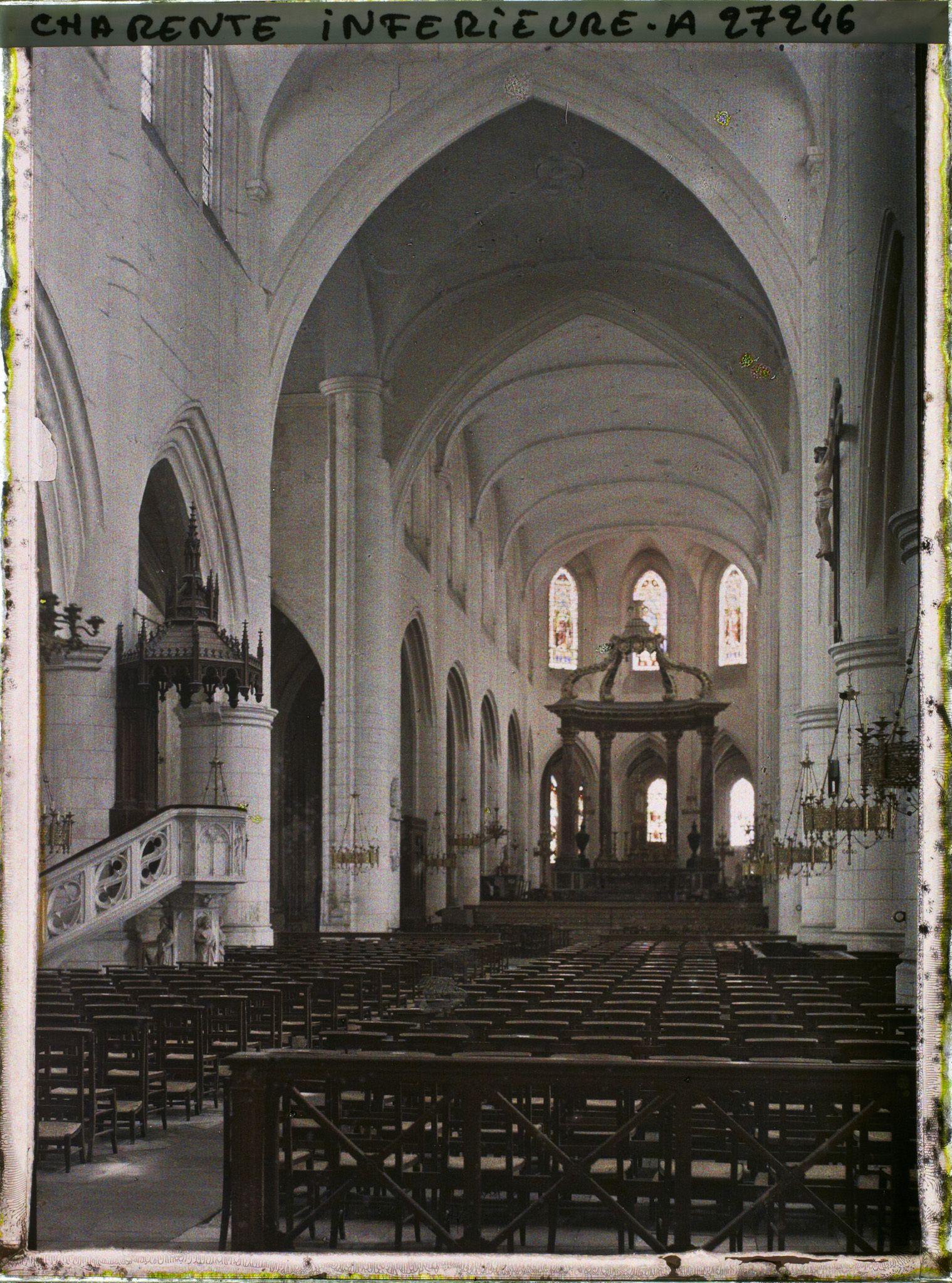 Image représentant La nef en direction du choeur, église Saint-Pierre