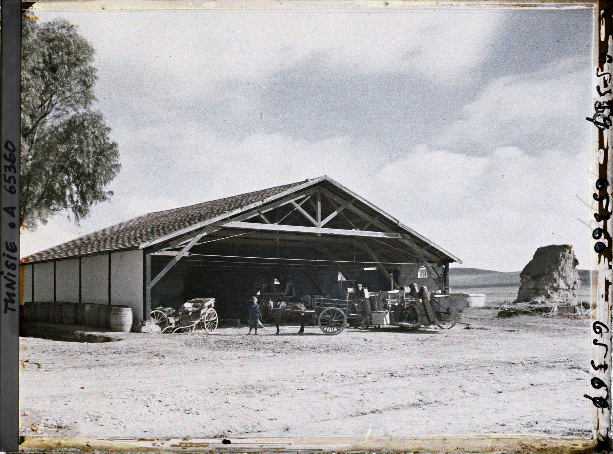 Image représentant Un grand hangar à matériel agricole dans la ferme Marchand