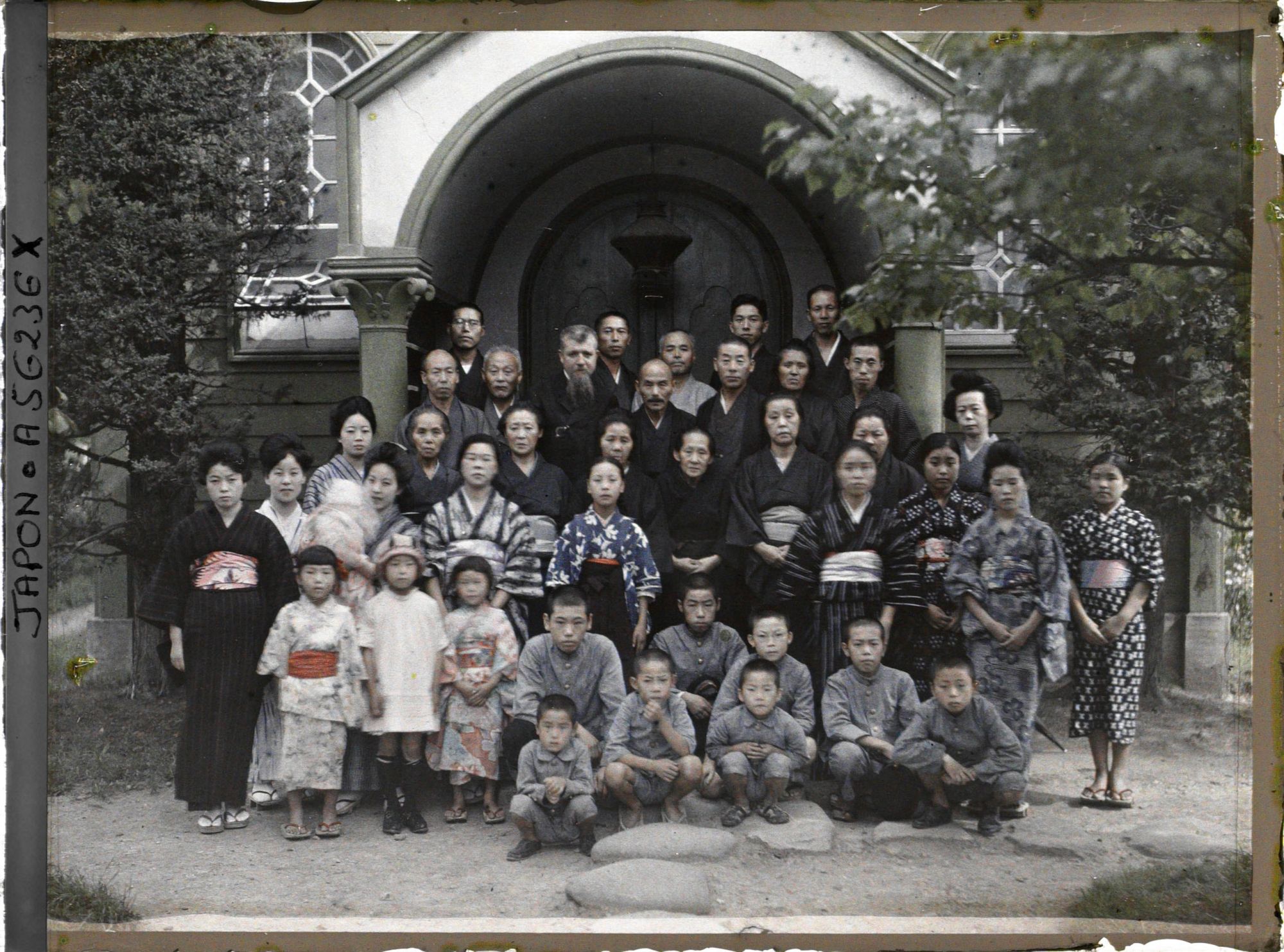Image représentant Le père Cesselin et ses fidèles devant la chapelle