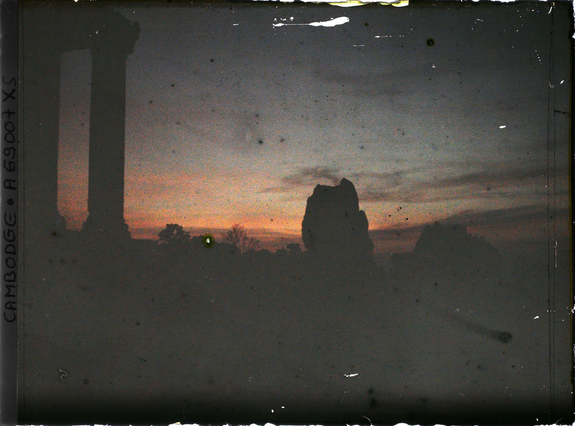 Image représentant Coucher de soleil sur la terrasse cruciforme à laquelle aboutit la " grande chaussée " (?)