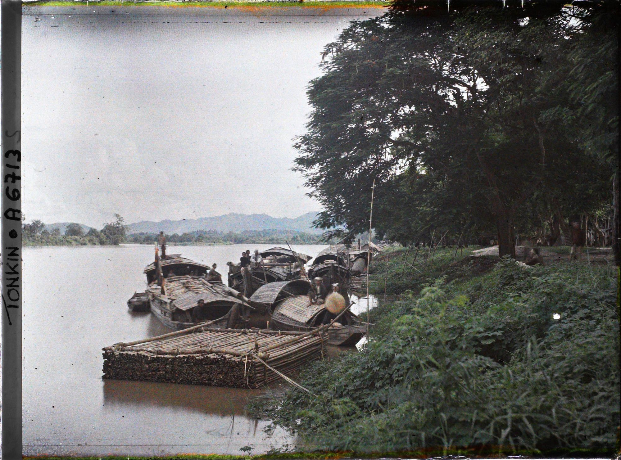 Image représentant Des sampans ancrés au bord de la rivière Claire