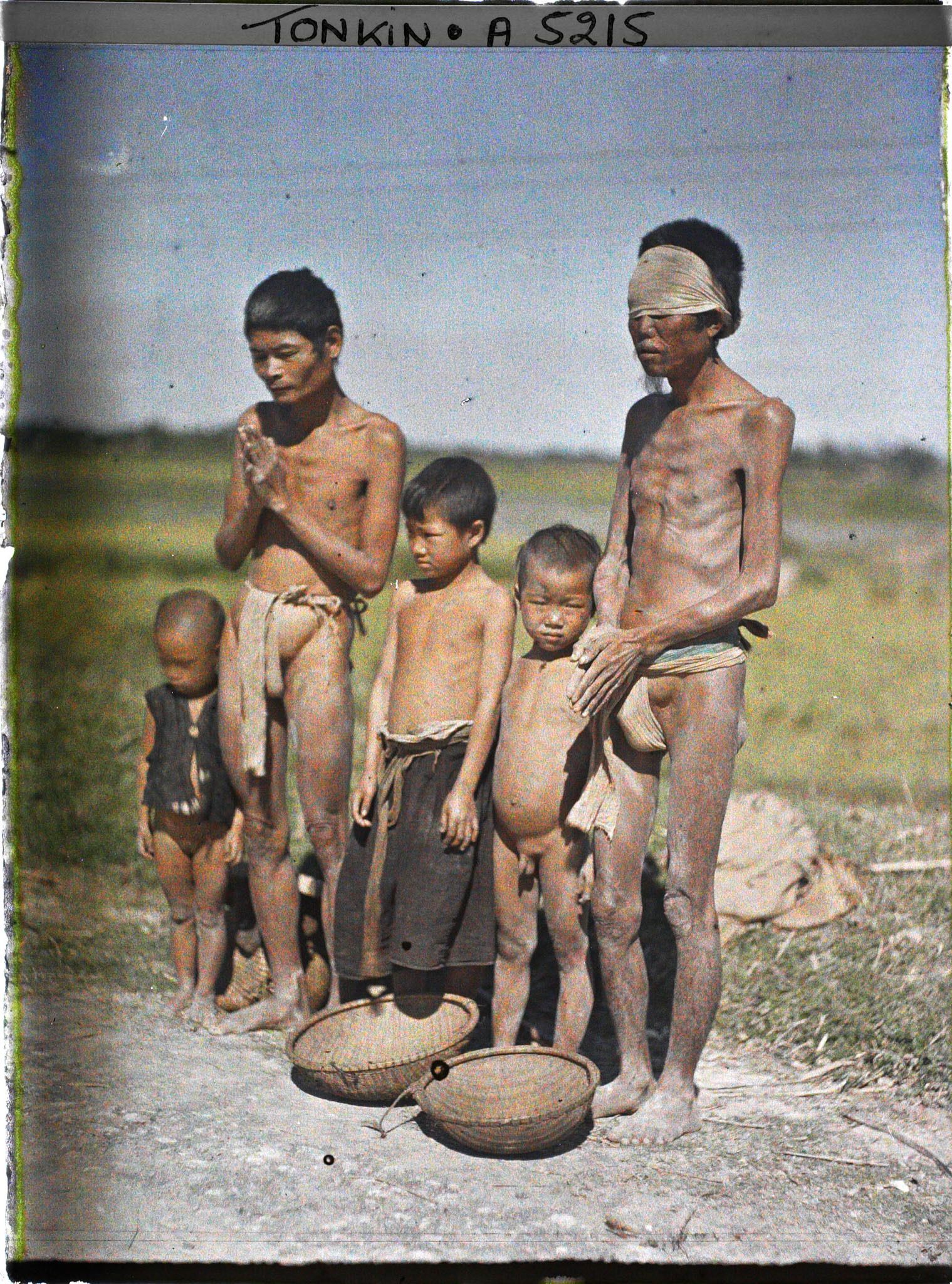 Image représentant Des mendiants aveugles et des enfants au bord d'une route