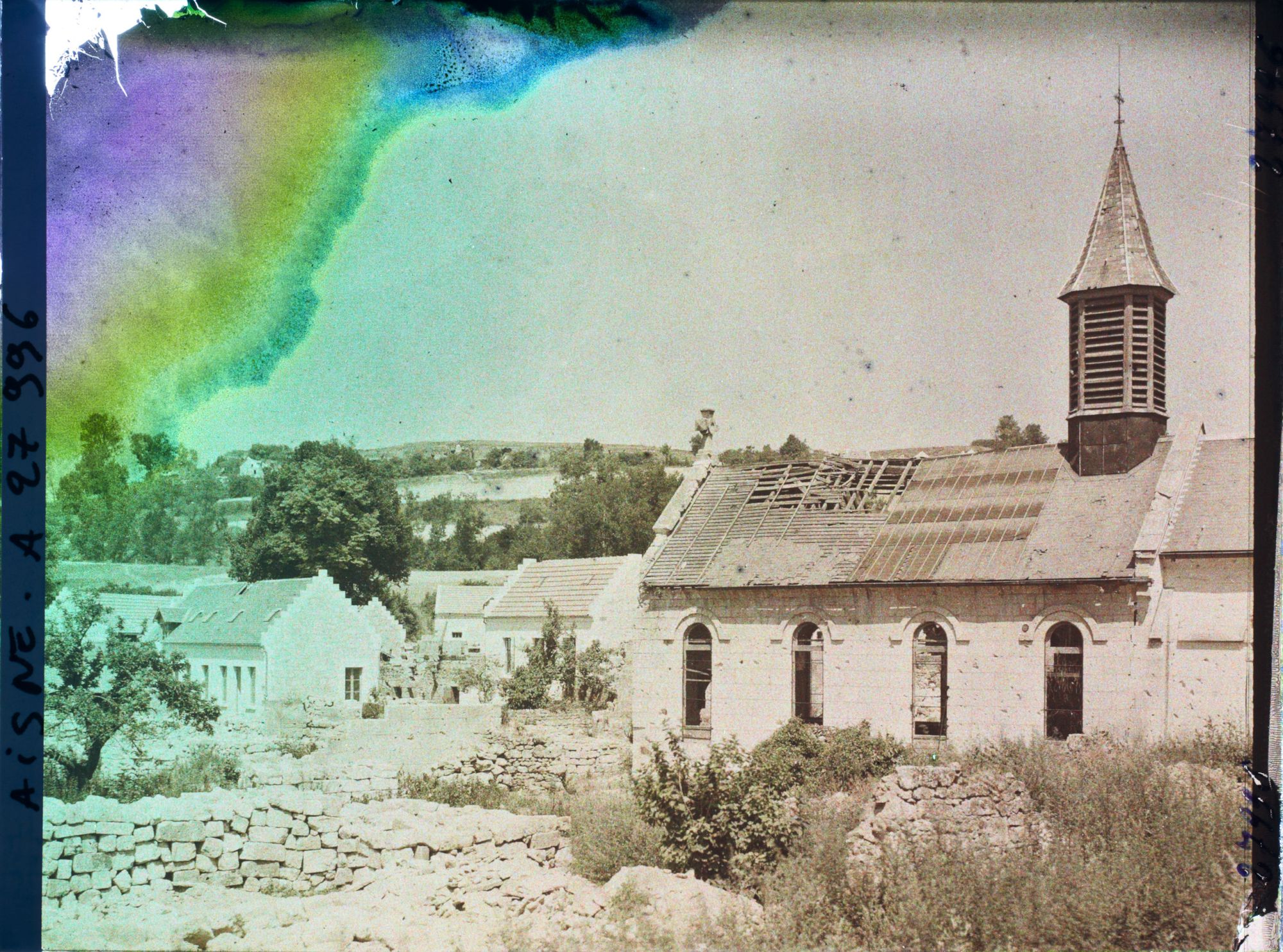 Image représentant France, Pasly, Une rue du Village-Eglise et maison neuve ; au fond, les Carrières