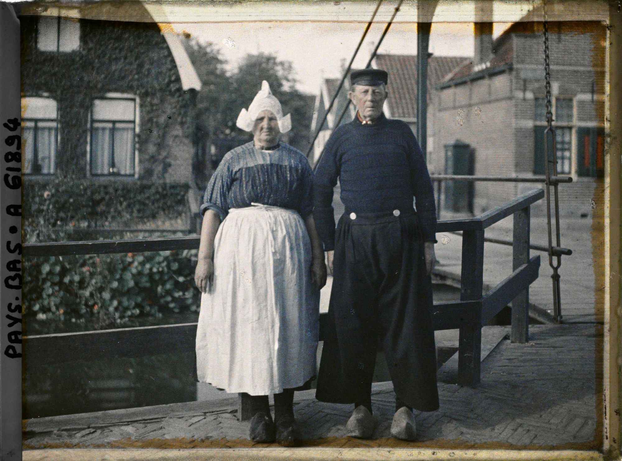 Image représentant Un pêcheur et son épouse portant le costume traditionnel
