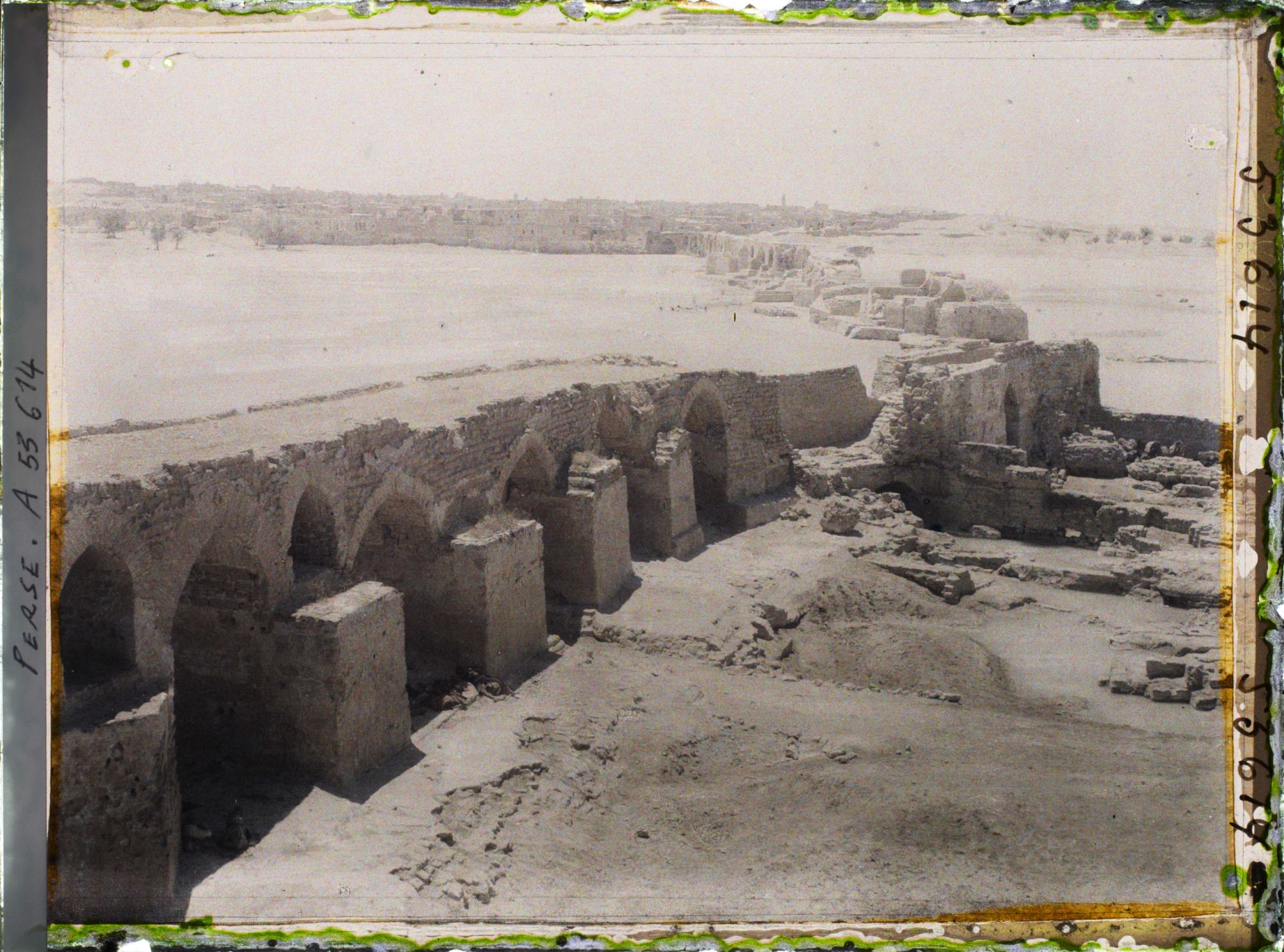 Image représentant Vestiges du Band-e Kaisar,pont-barrage sassanide (vers 260) sur le fleuve Karoun (550 mètres de large)