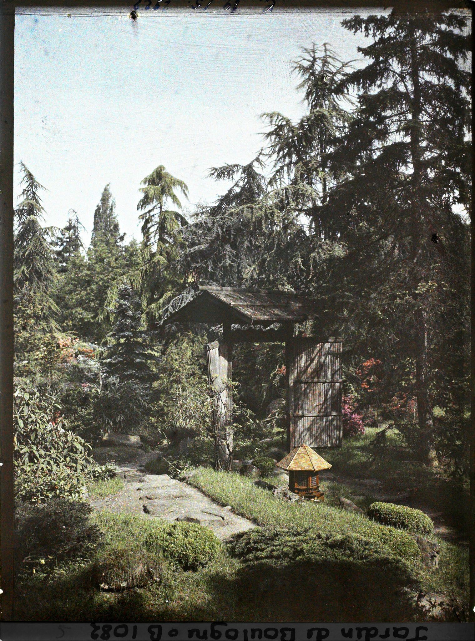 Image représentant Porte du " village japonais " dans le paysage situé en limite du " sanctuaire japonais "