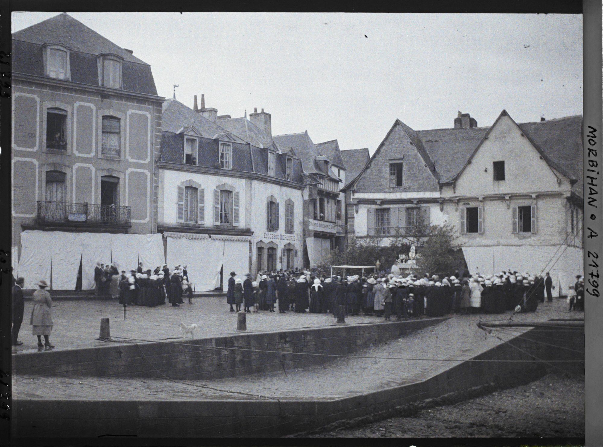 Image représentant La procession de la Fête-Dieu devant le reposoir du port de Saint-Goustan