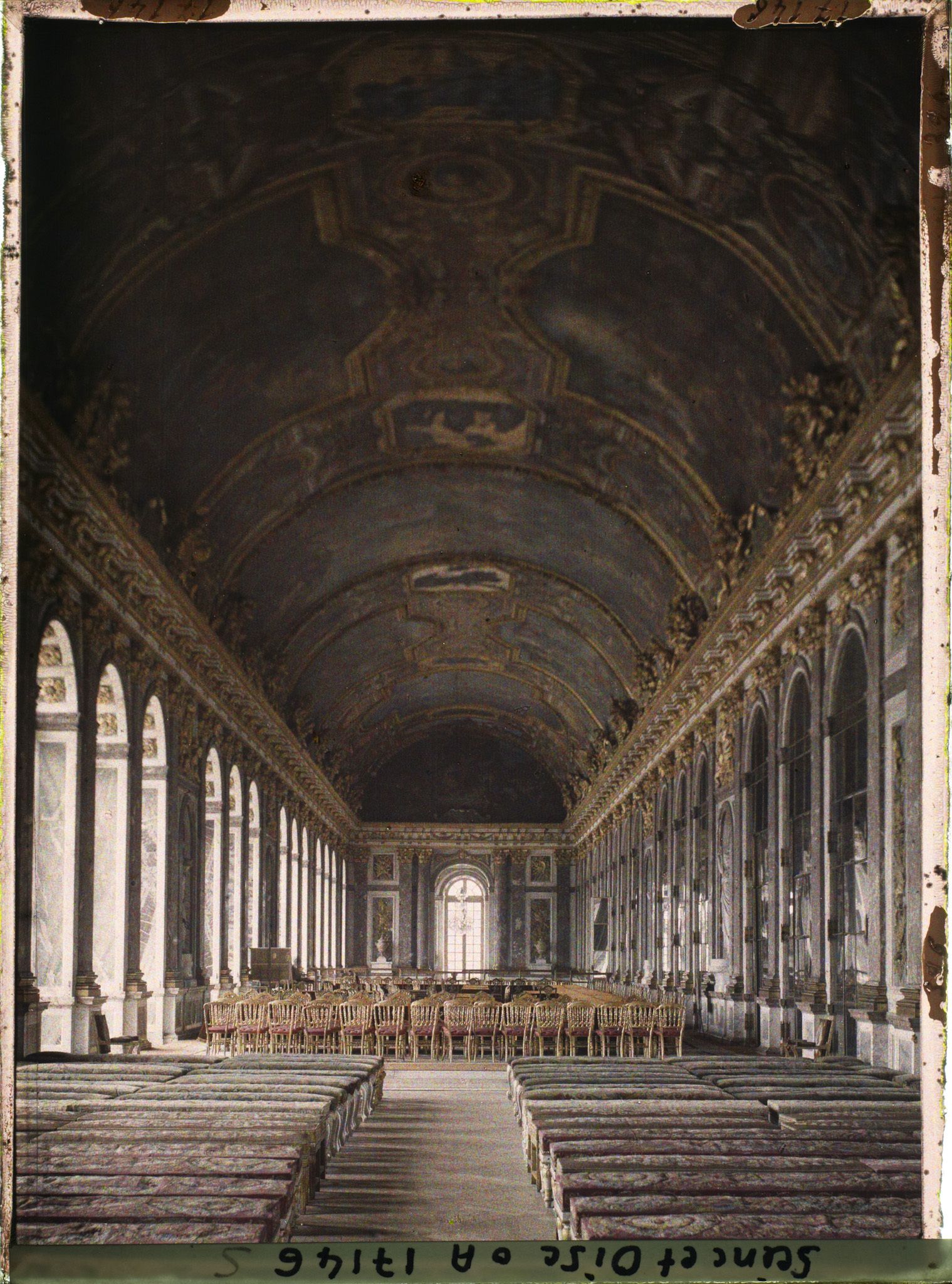 Image représentant Vue d'ensemble de la galerie des Glaces aménagée pour le Congrès de la Paix (Traité de Versailles)