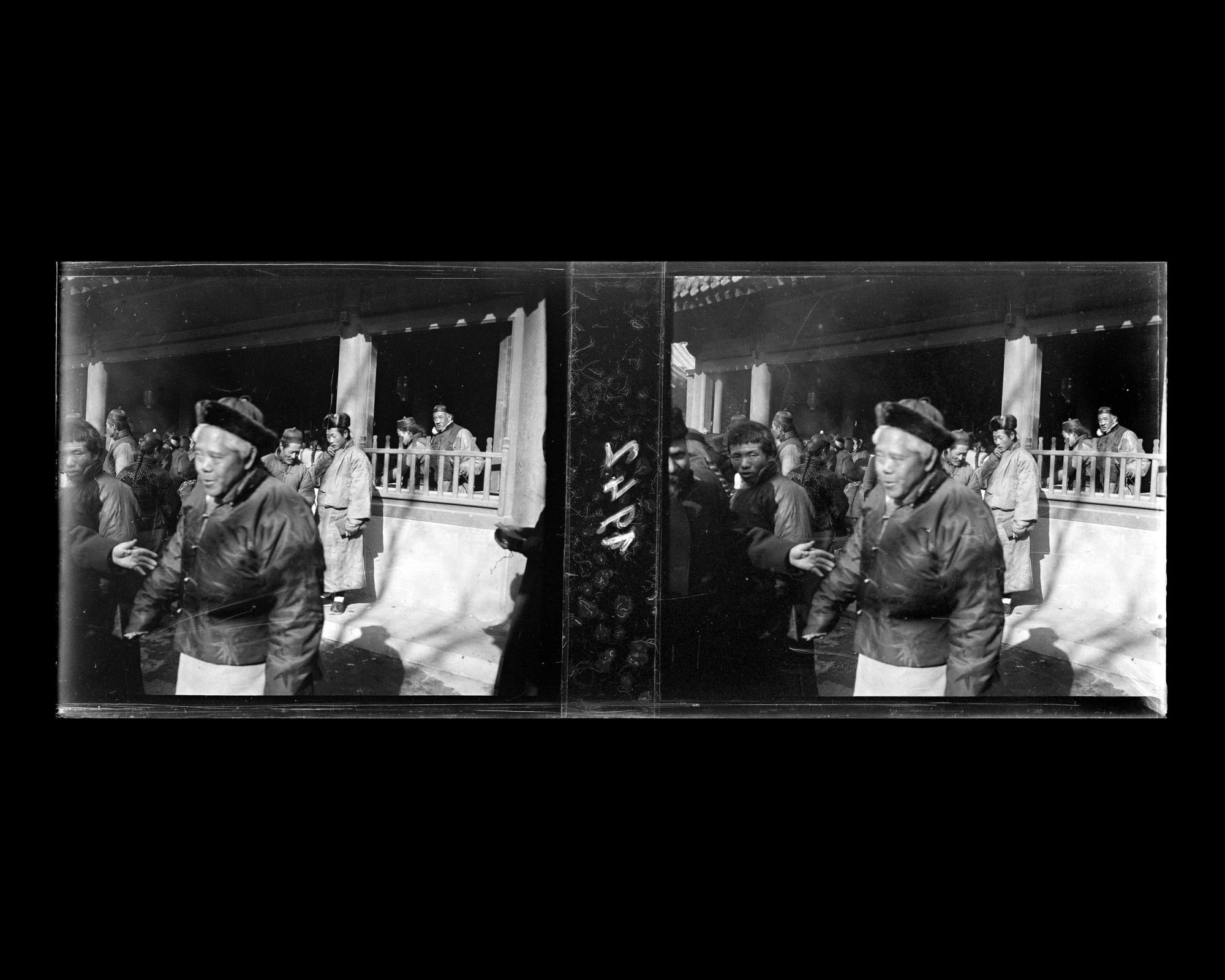 Image représentant Zhengyangmen ("porte Face au Midi"), appelée aussi Qianmen ("porte Antérieure"). Fidèles à l'entrée du sanctuaire de Guandi, à l'occasion du Nouvel An