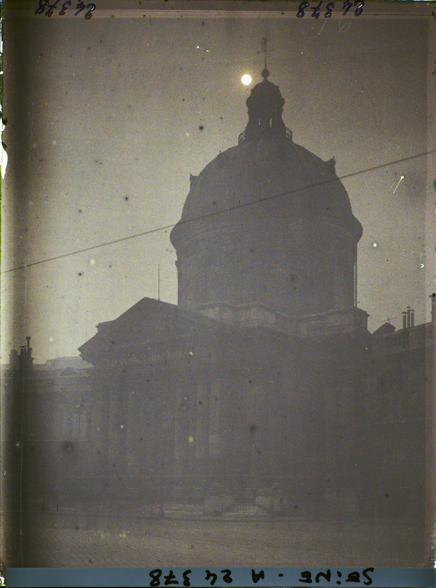 Image représentant L'Institut de France dans le brouillard