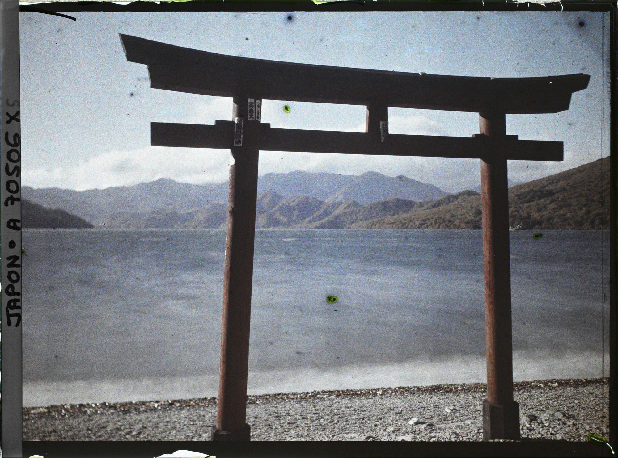 Image représentant Torii sur la plage Utaga (Utagahama), au bord du lac Chuzenji