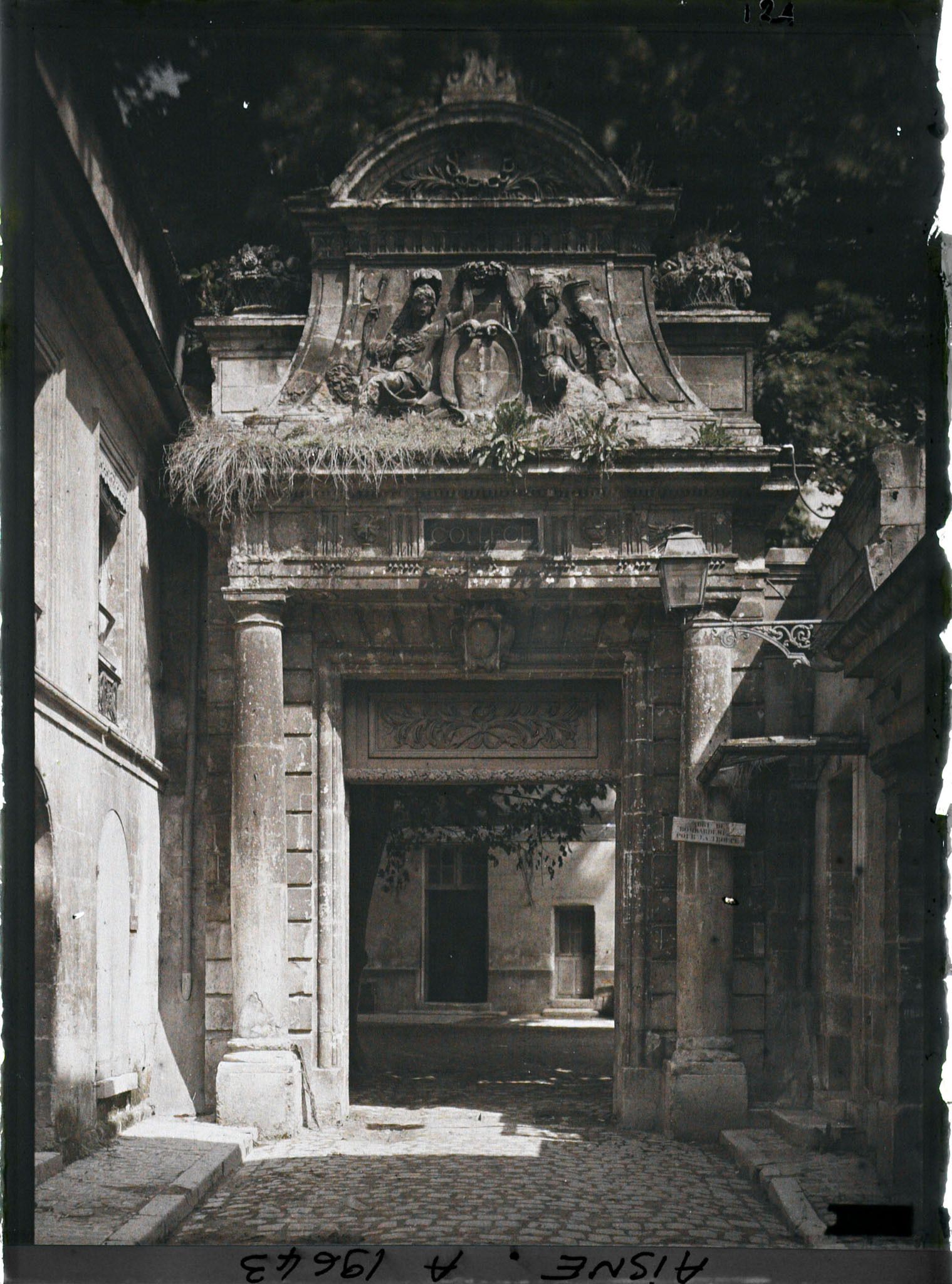 Image représentant Porte monumentale du collège du XVIIe siècle