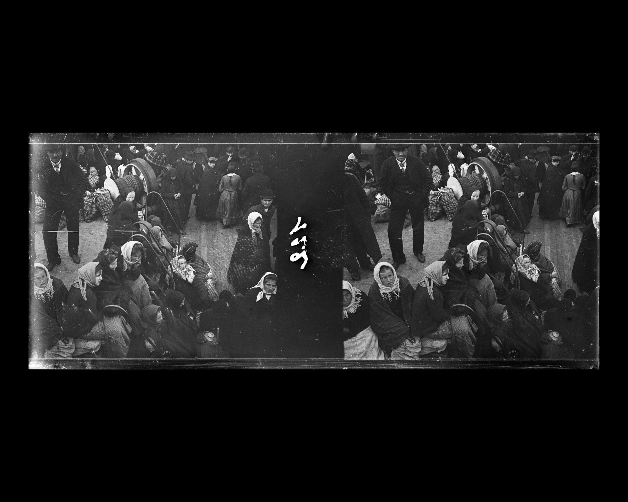 Image représentant Emigrants, probablement originaires d'Europe orientale, installés sur l'entrepont, dans l'attente de l'arrivée à New-York