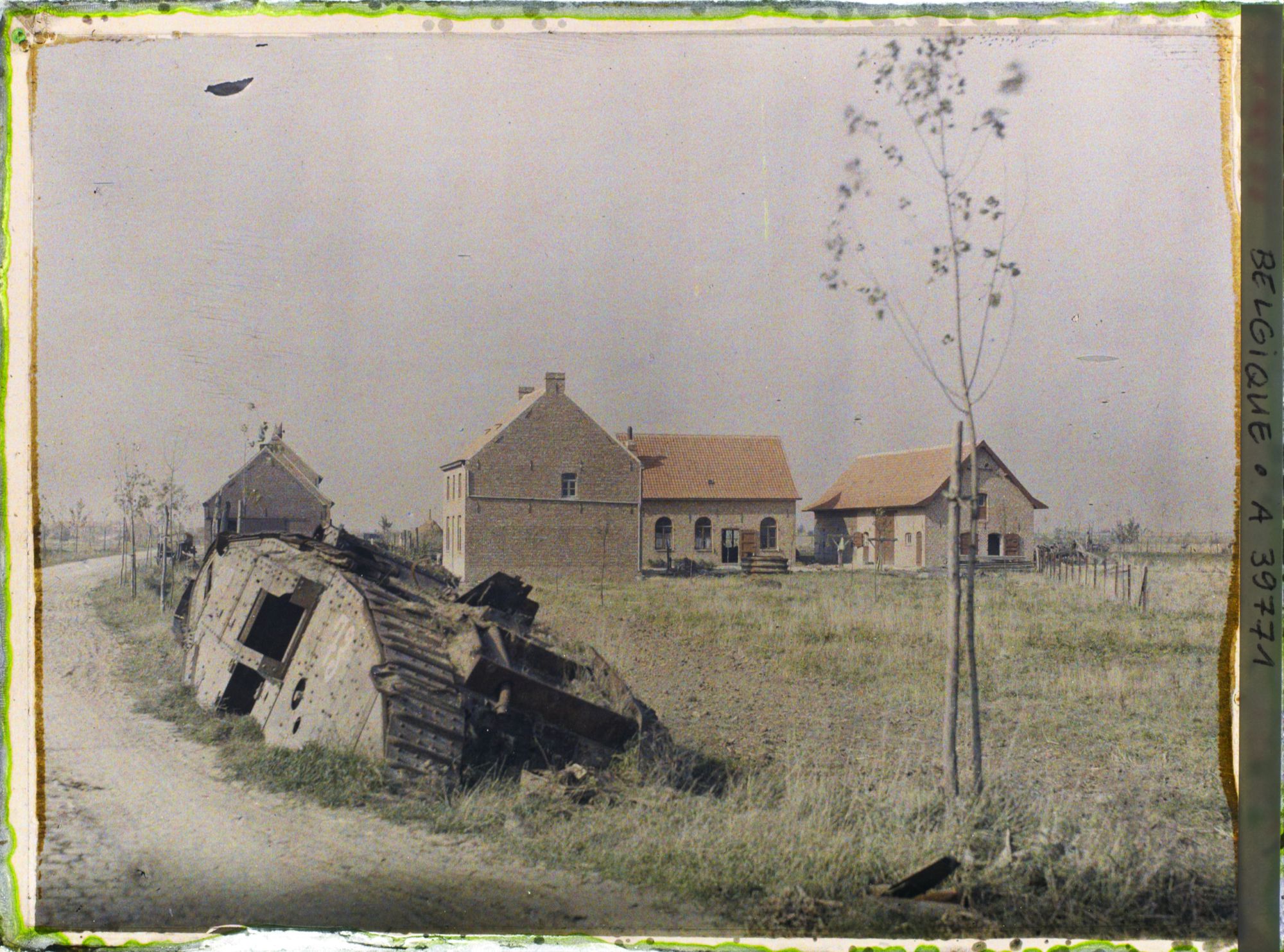 Image représentant Belgique, St Julien, Tank près d'une ferme