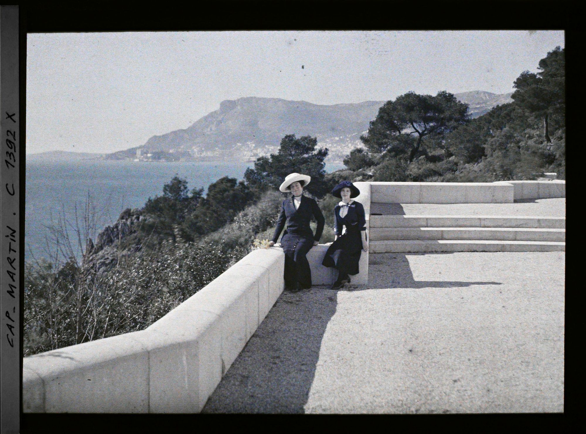 Image représentant La baronne Bertha von Schoen et sa fille Marie-Yvonne sur la terrasse de la villa d'Albert Kahn