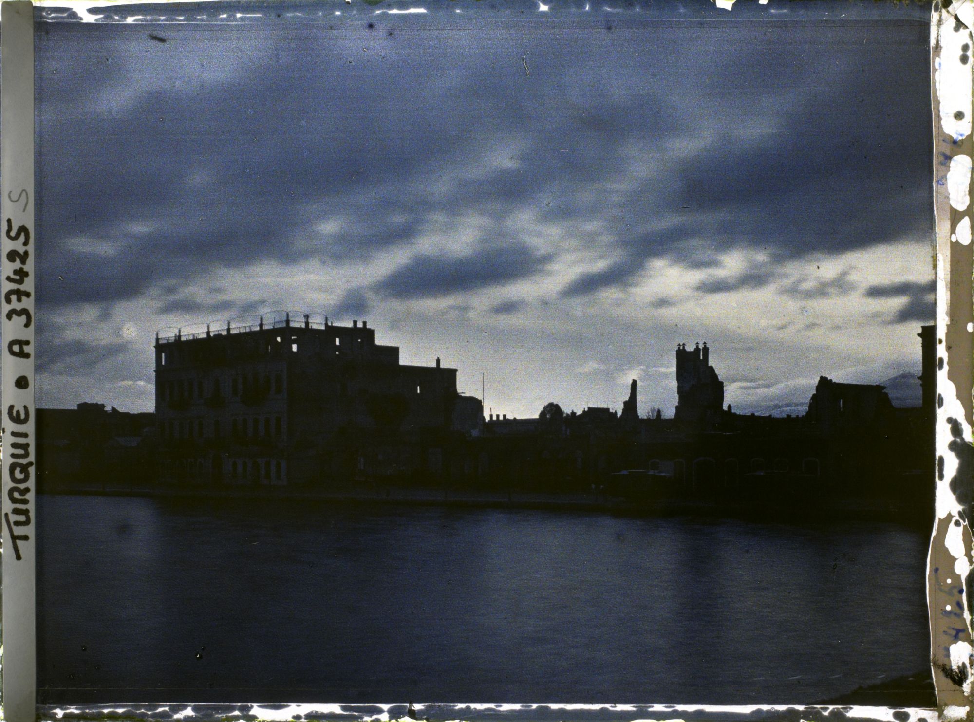 Image représentant Vue de nuit des quais incendiés