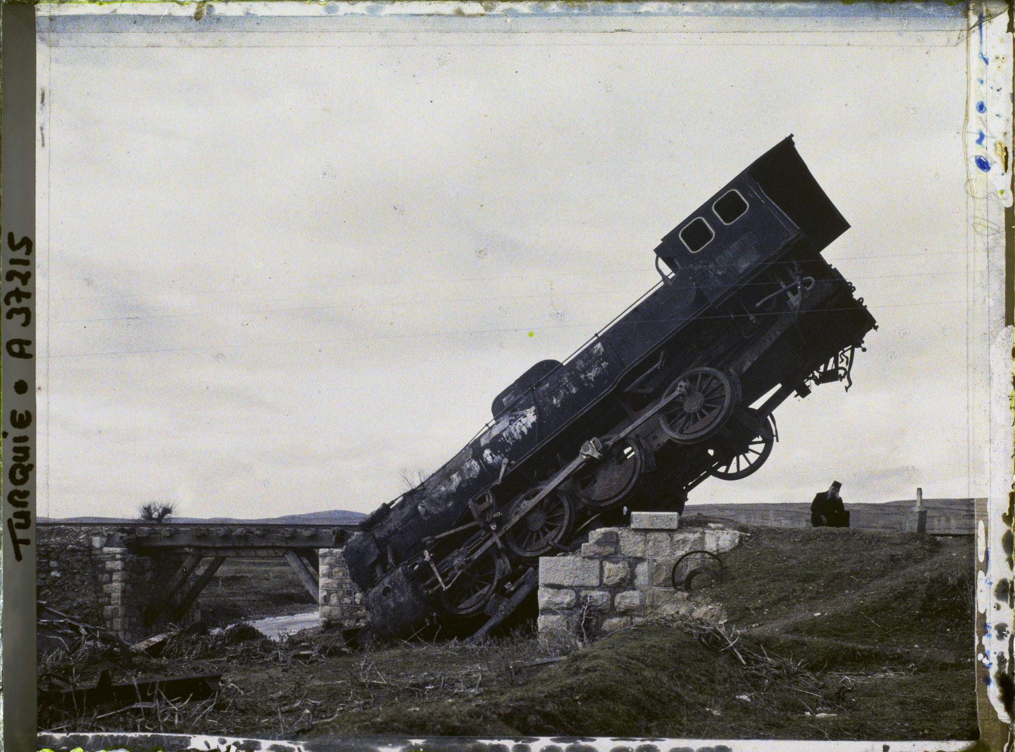 Image représentant Locomotive accidentée (lors de la guerre ?)