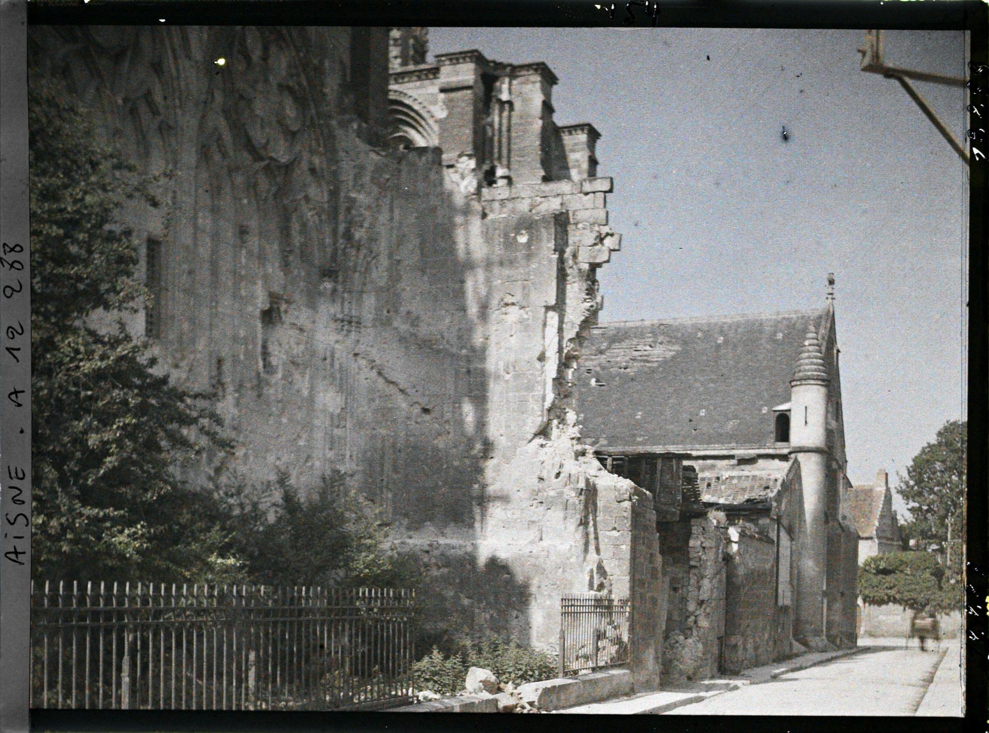 Image représentant Façade nord de la cathédrale touchée par les bombardements