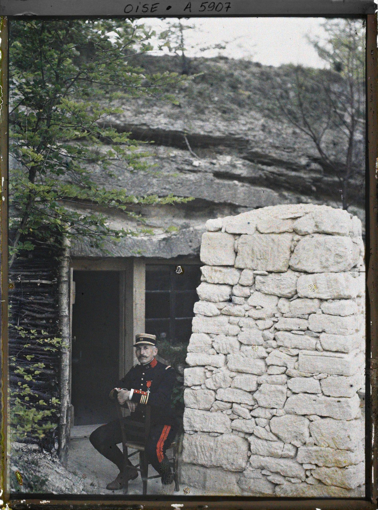 Image représentant Le commandant Hetsech devant son gourbi