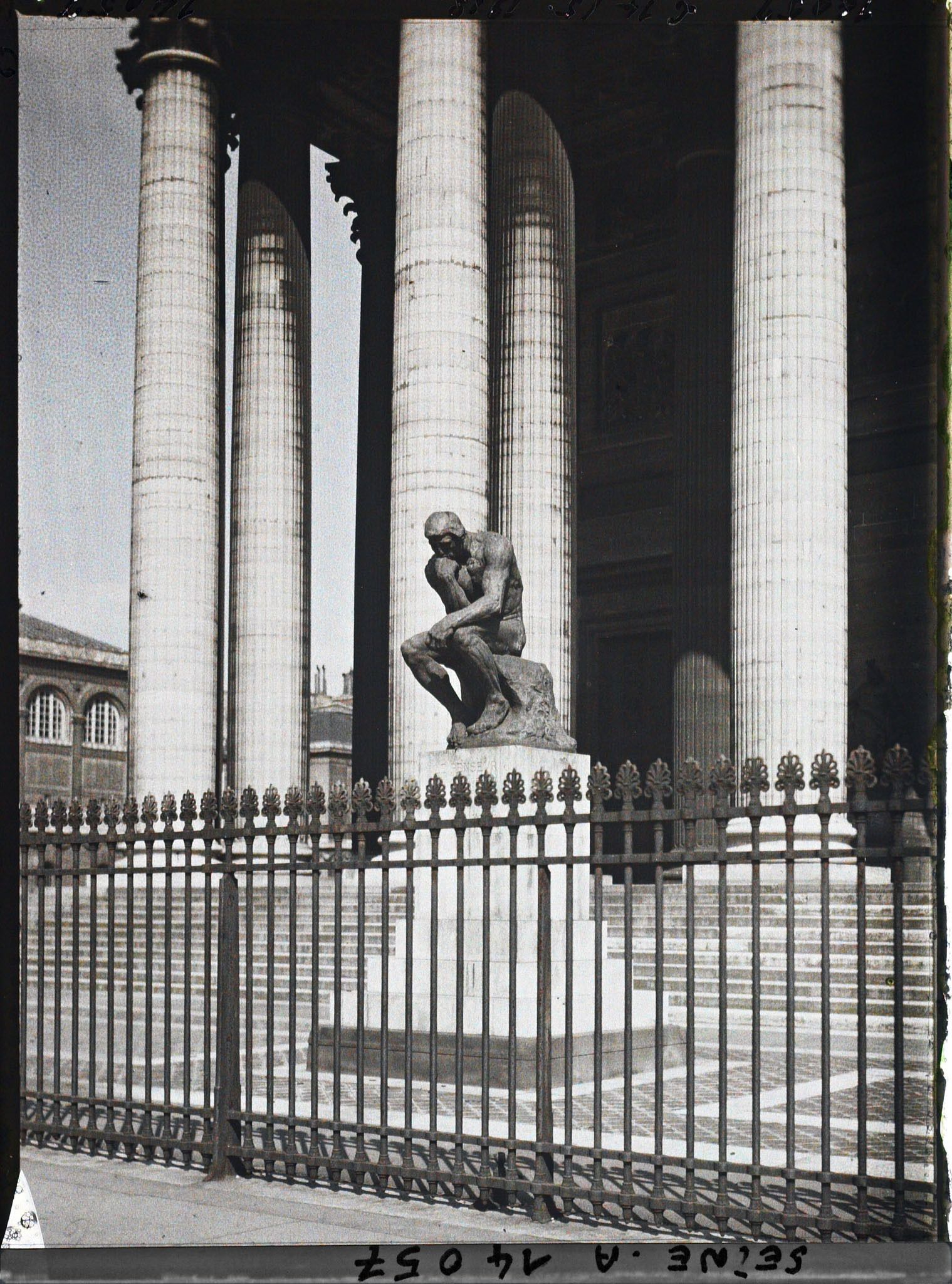 Image représentant Le Penseur de Rodin devant le Panthéon