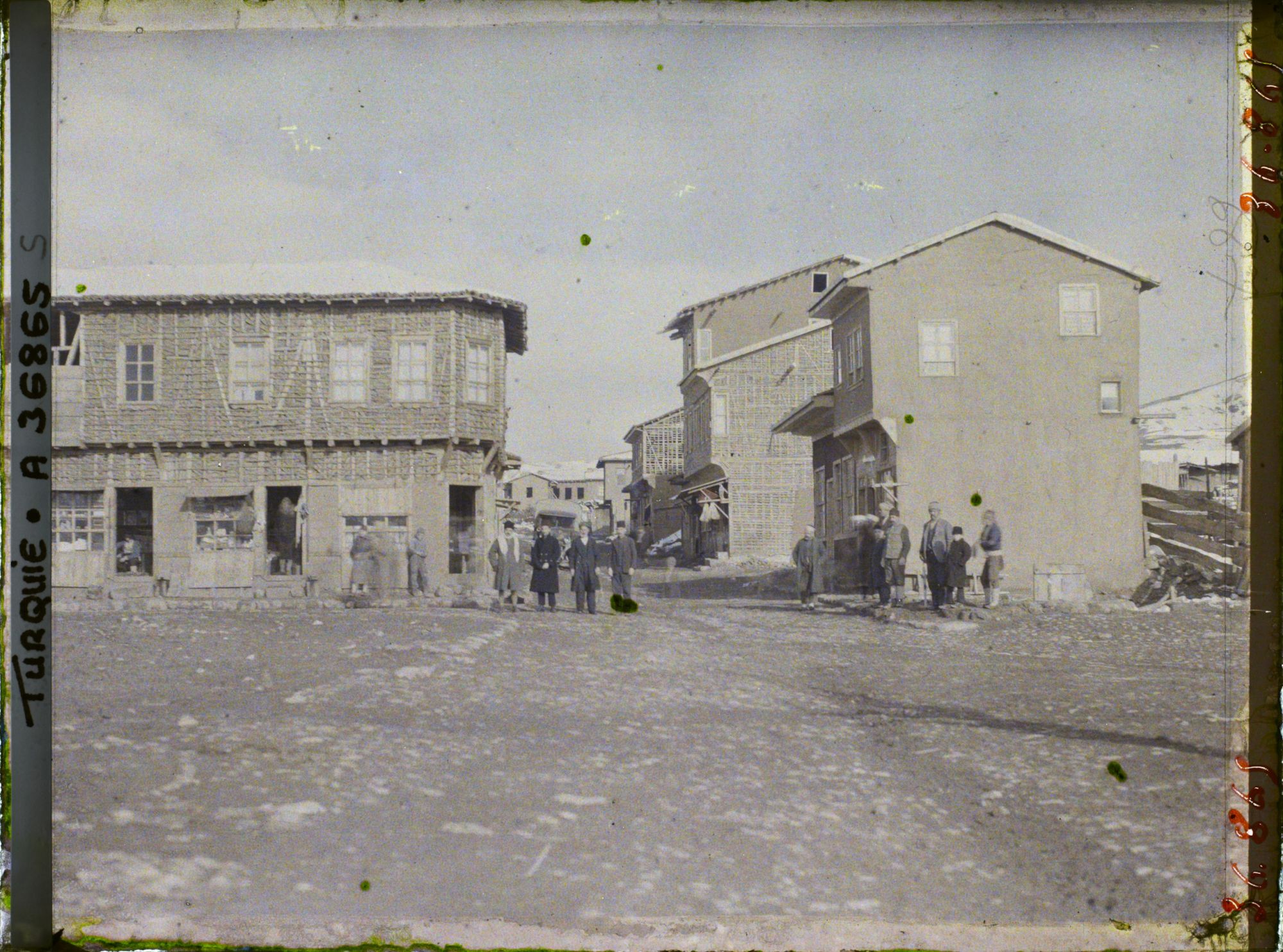 Image représentant Des habitants devant des maisons récentes