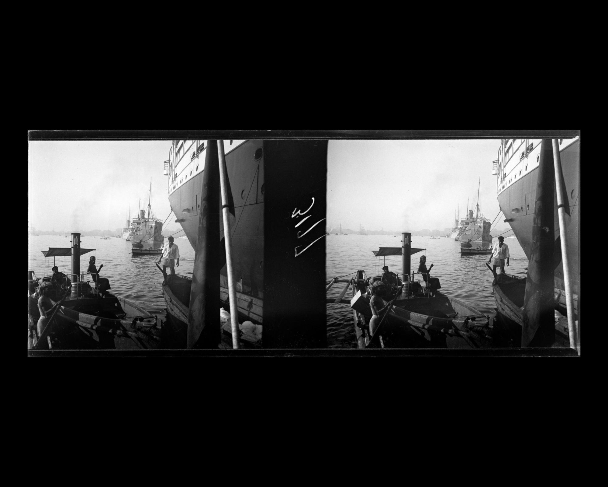 Image représentant Chaloupe et bateau à proximité du Lützow, dans le port