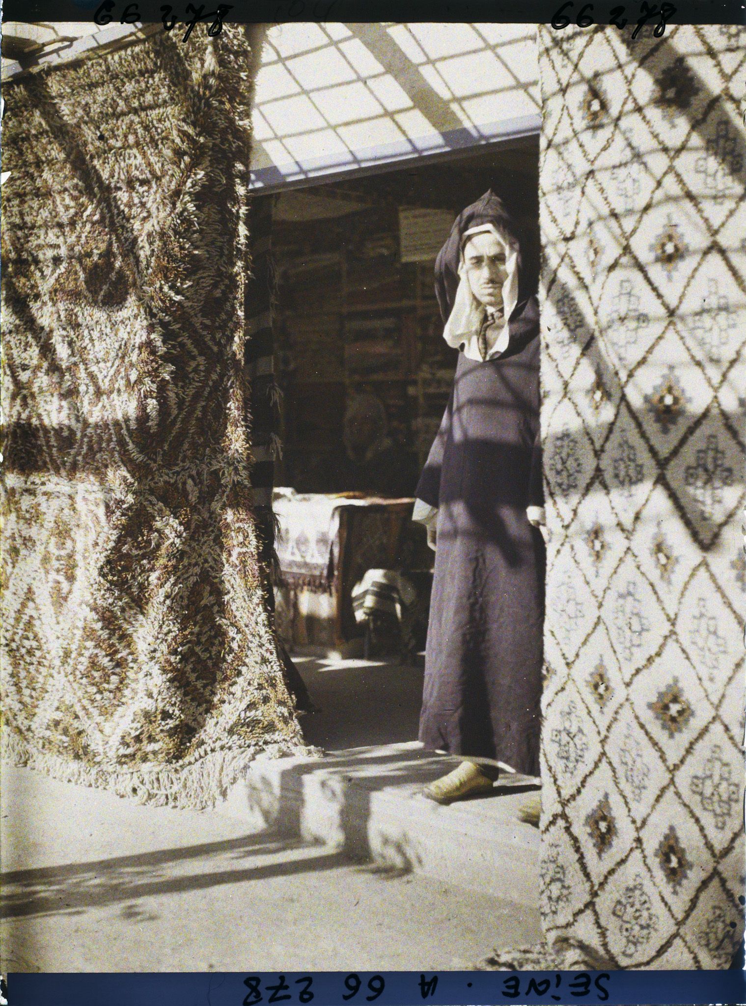 Image représentant L'Exposition Coloniale Internationale de 1931, marchand de tapis marocain