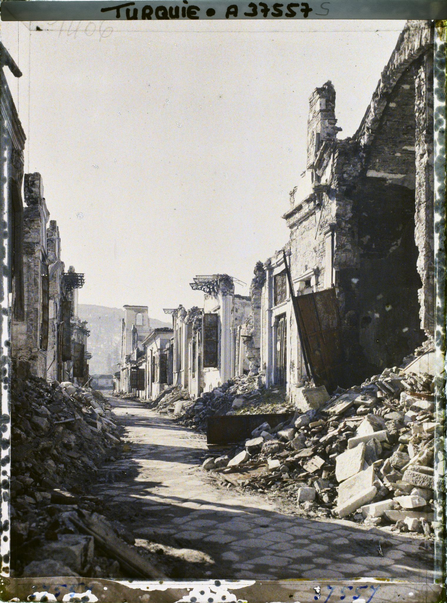 Image représentant Quartier arménien. Rue du Boulevard en ruines