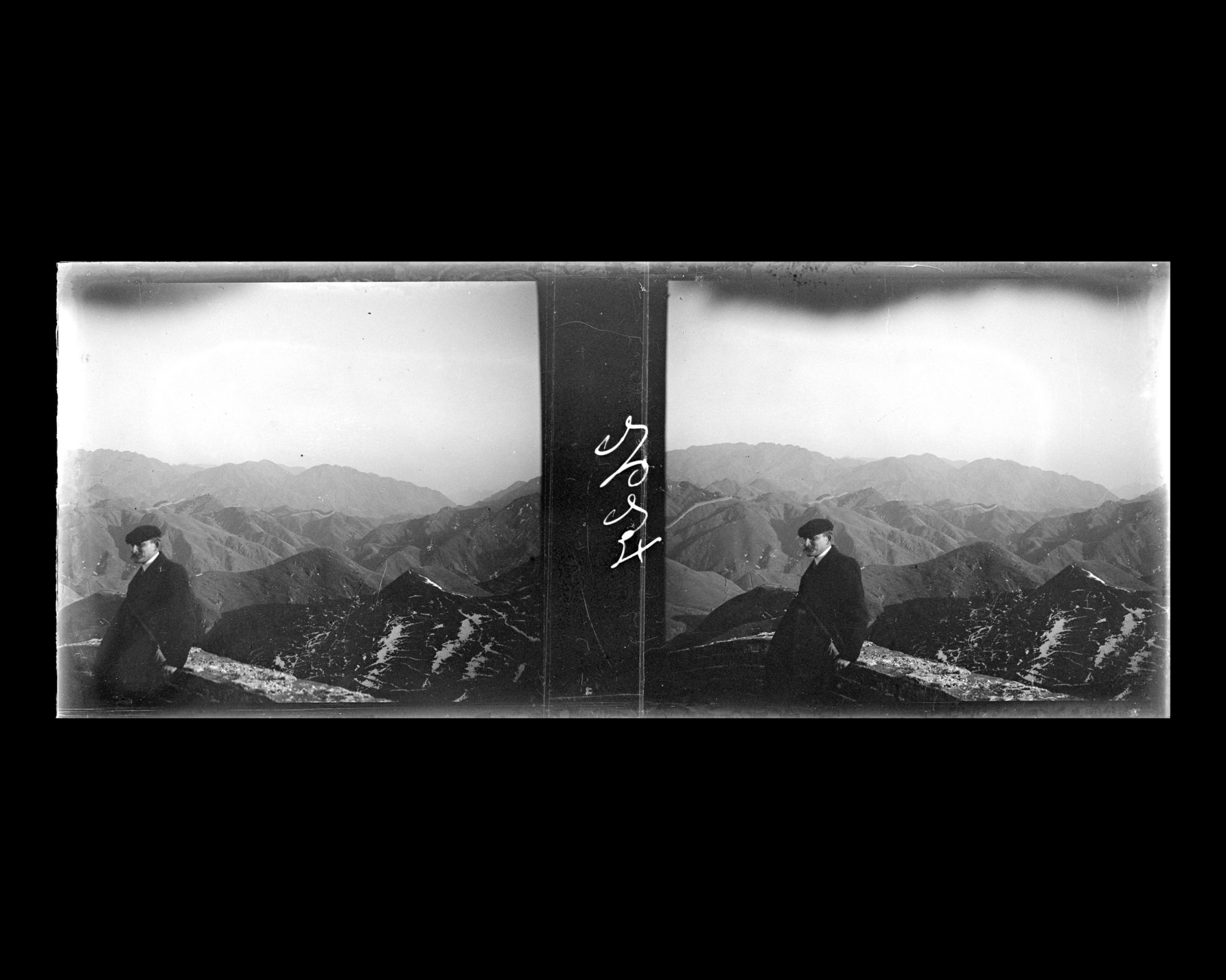 Image représentant Maurice Lévy appuyé contre le parapet de la Grande Muraille.