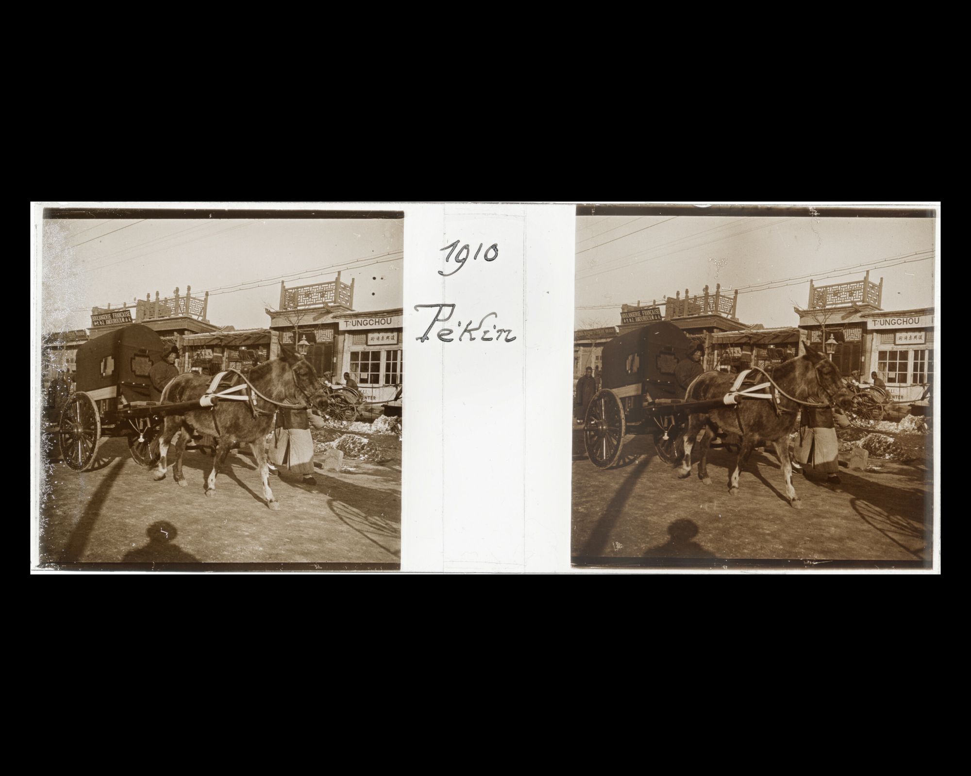 Image représentant Un attelage, probablement sur Dongdan pailou dajie ("avenue du Portique Isolé de l'Est")