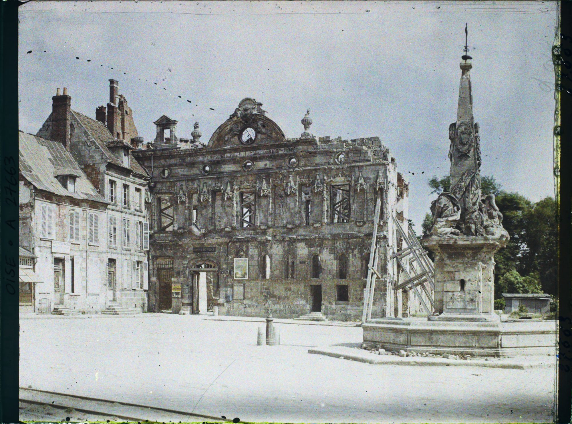 Image représentant France, Noyon, La Vieille Fontaine et l'Hôtel de Ville