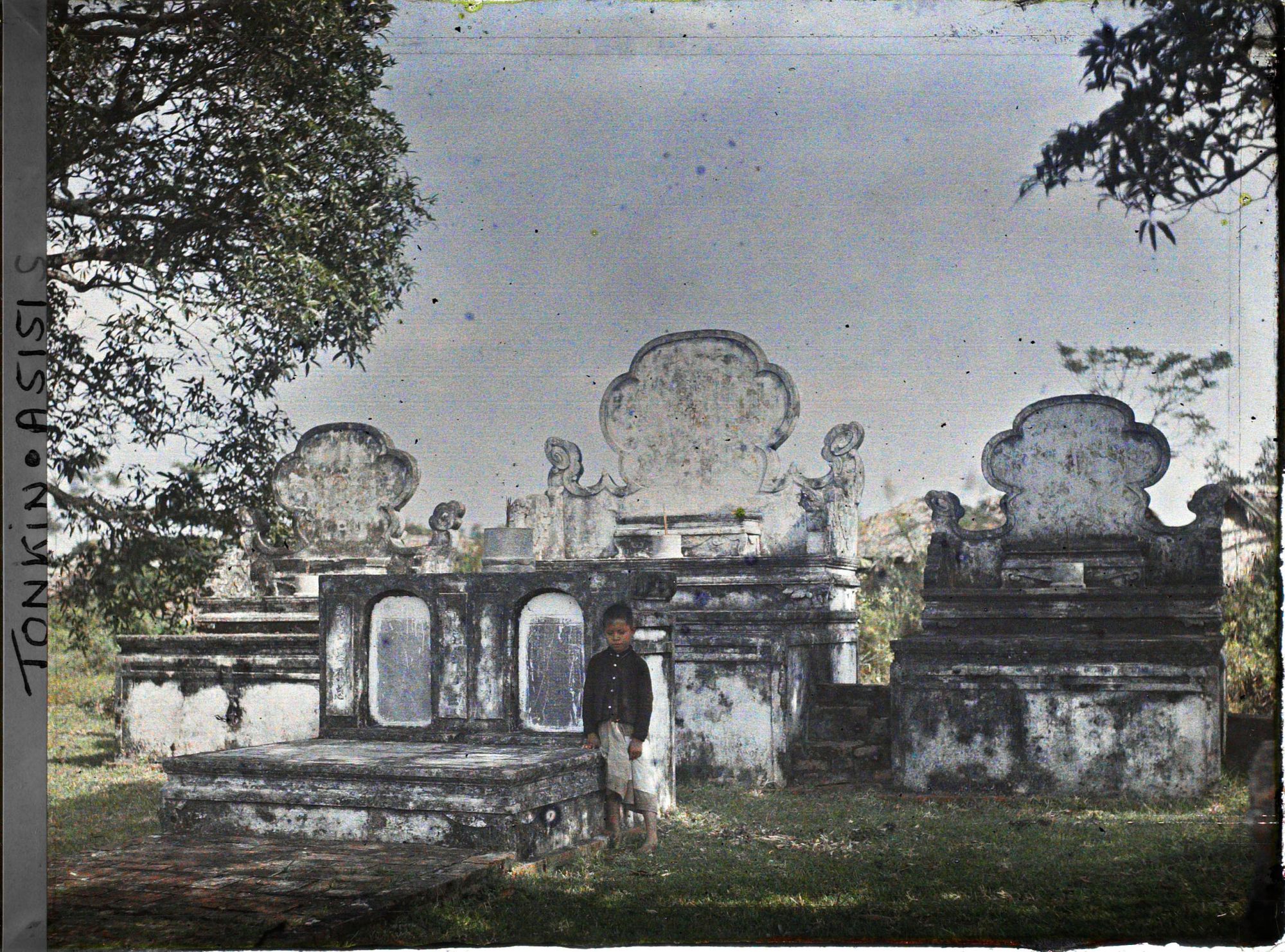 Image représentant Un enfant sur un autel champêtre