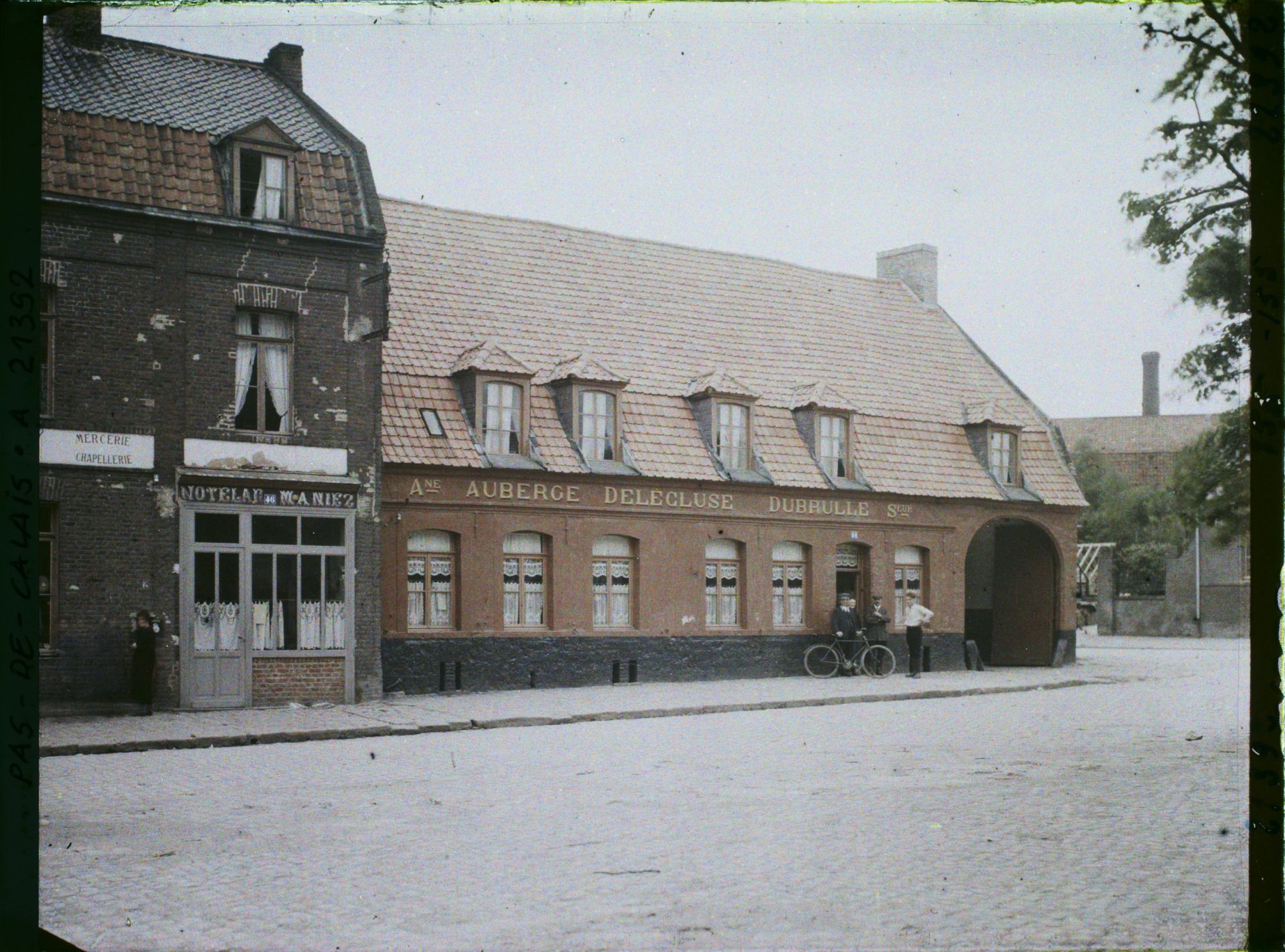 Image représentant France, Béthune, Vieille Auberge dont le toit est refait