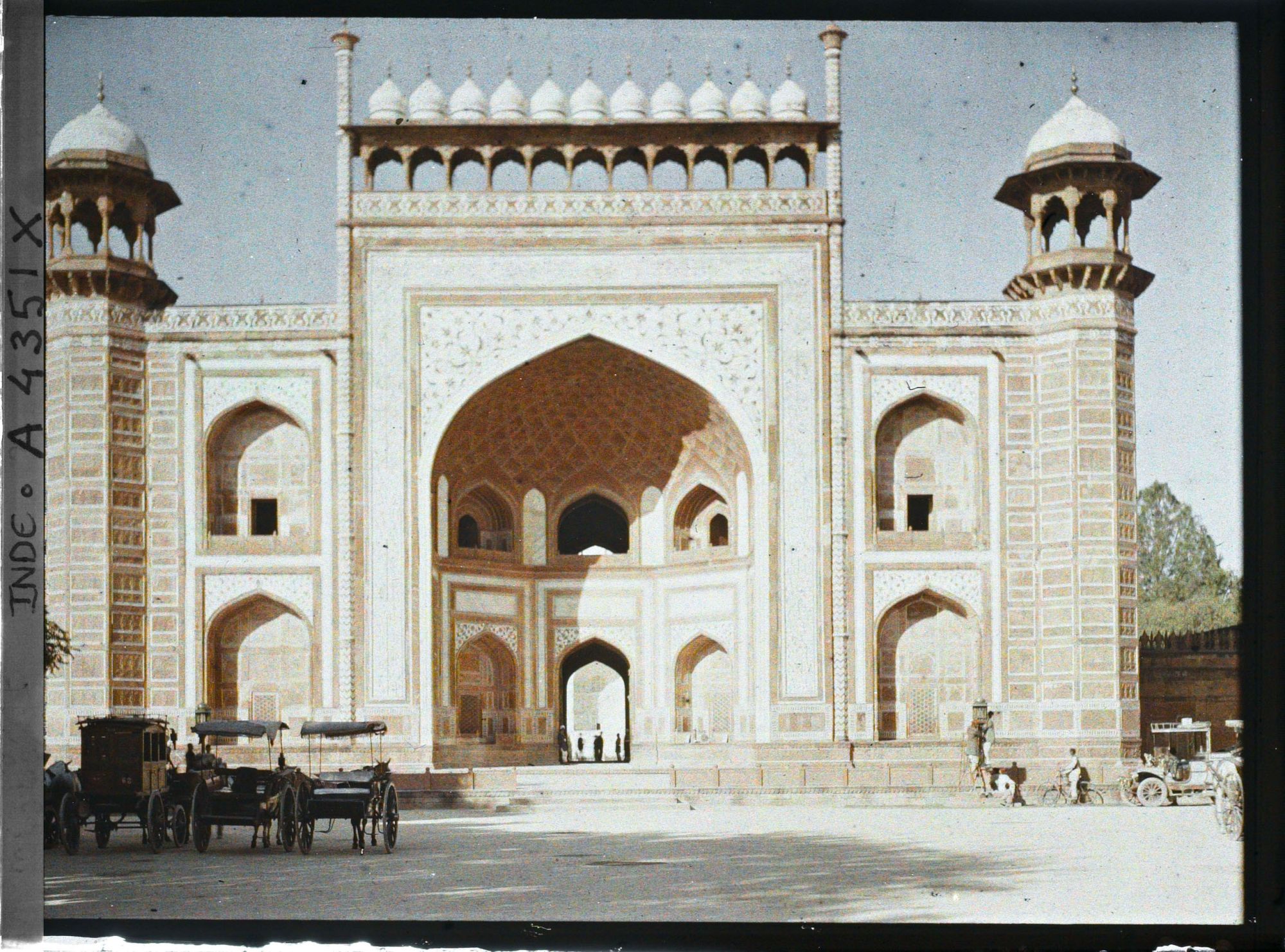 Image représentant La porte monumentale de l'enceinte du Taj Mahal