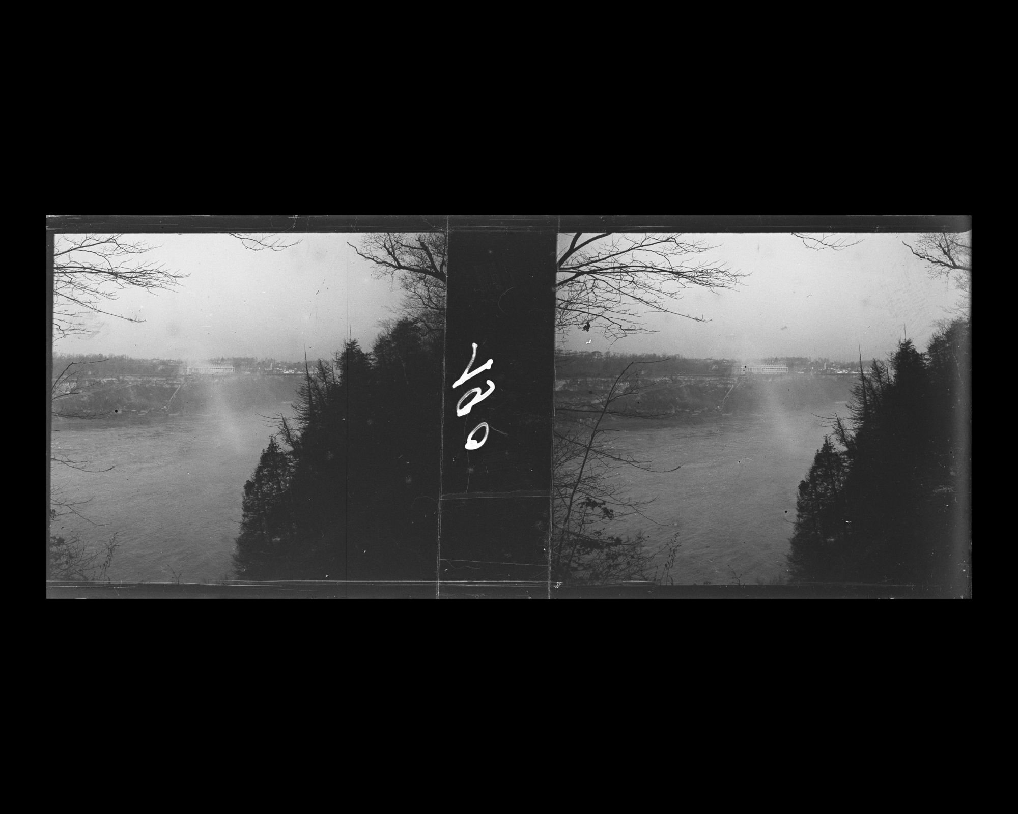 Image représentant La rivière Niagara et la rive canadienne