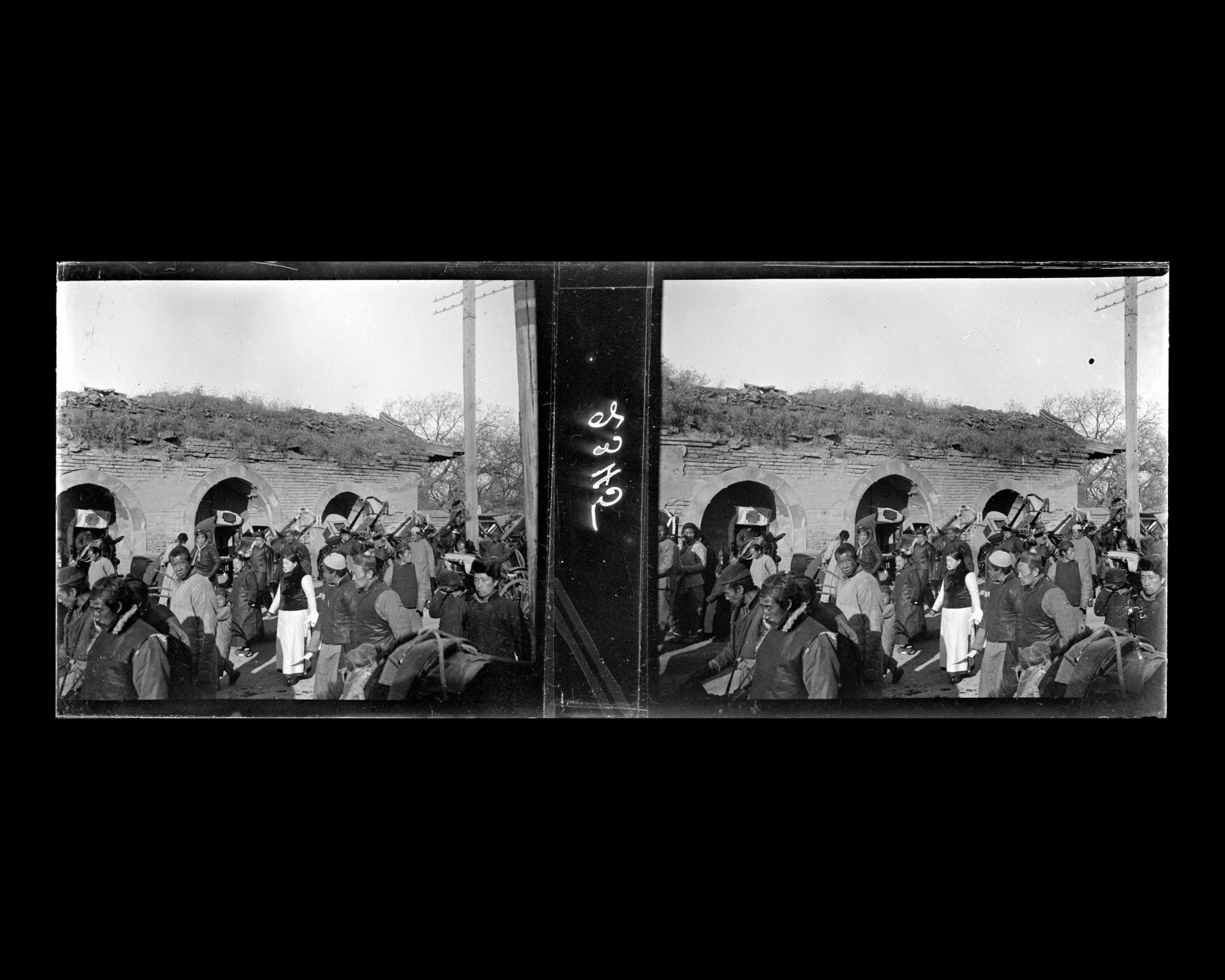 Image représentant Les visiteurs d'une foire monastique (miaohui) sur Huguosi dajie ("avenue du Monastère de la Protection du Pays")