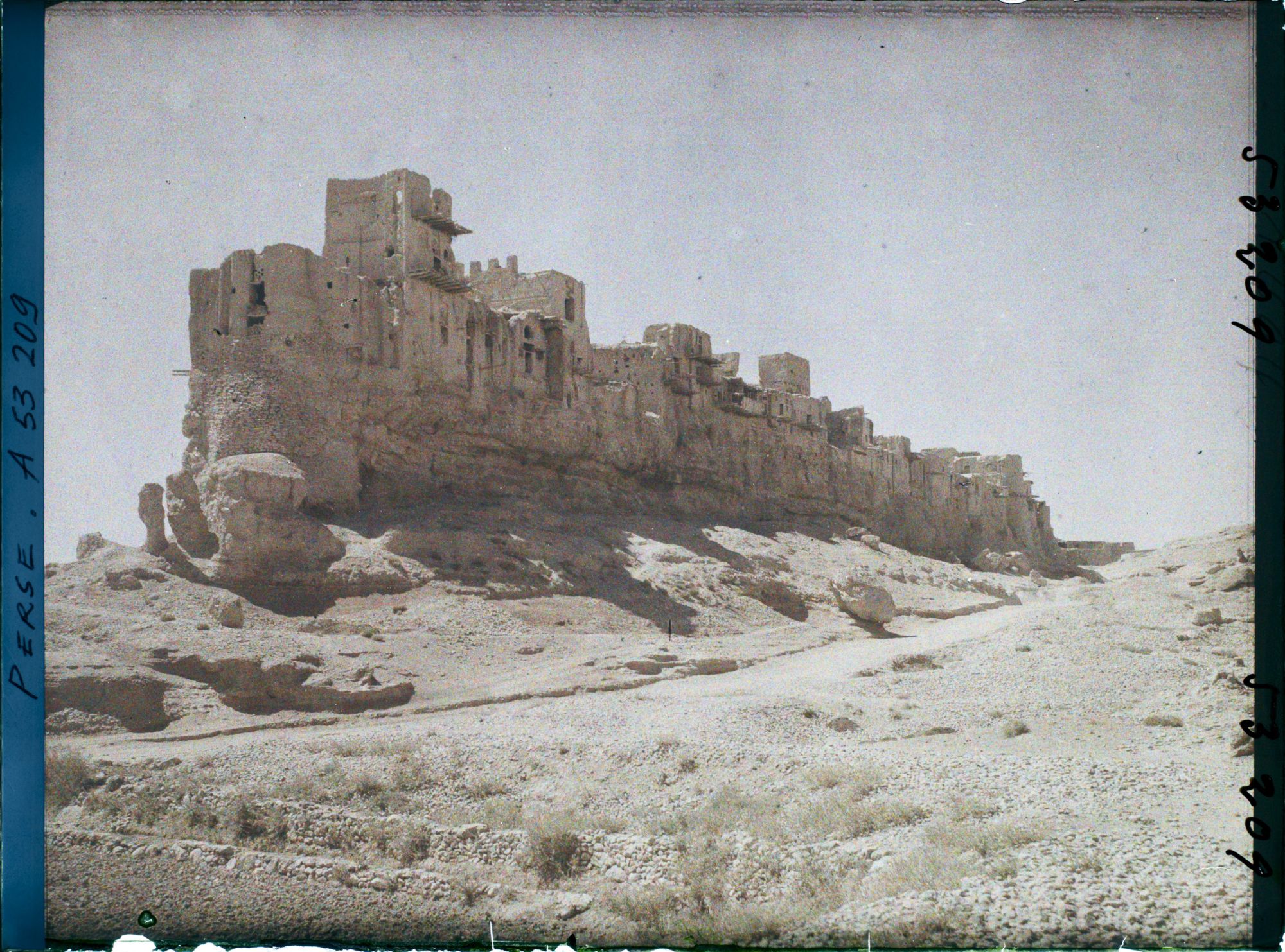 Image représentant Le complexe (ou château ?) d'Izadkhast au sommet d'une haute falaise (époque sassanide : III-VIIe siècles)