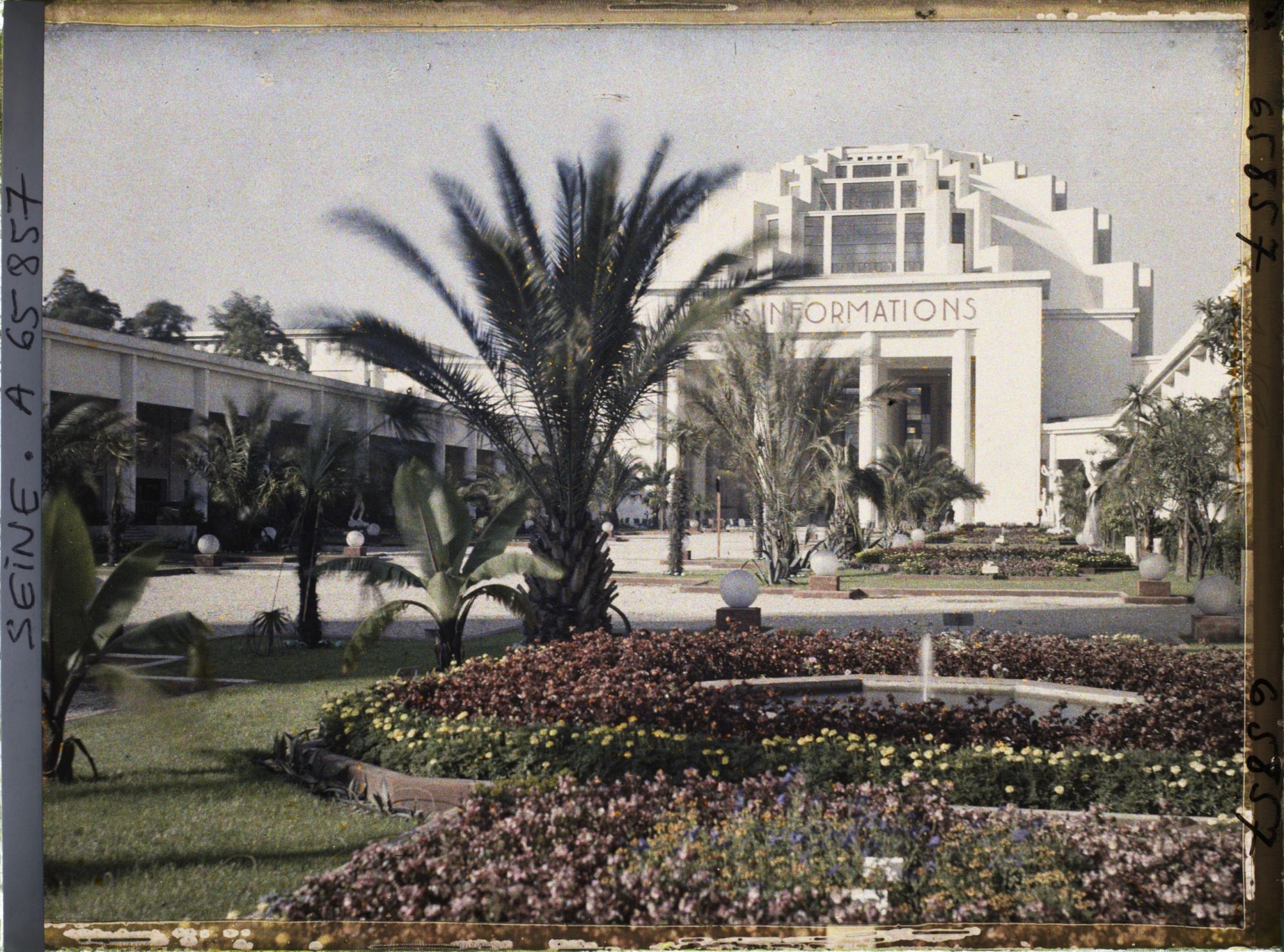 Image représentant L'Exposition Coloniale Internationale de 1931, parterres devant le pavillon central de la Cité des Informations