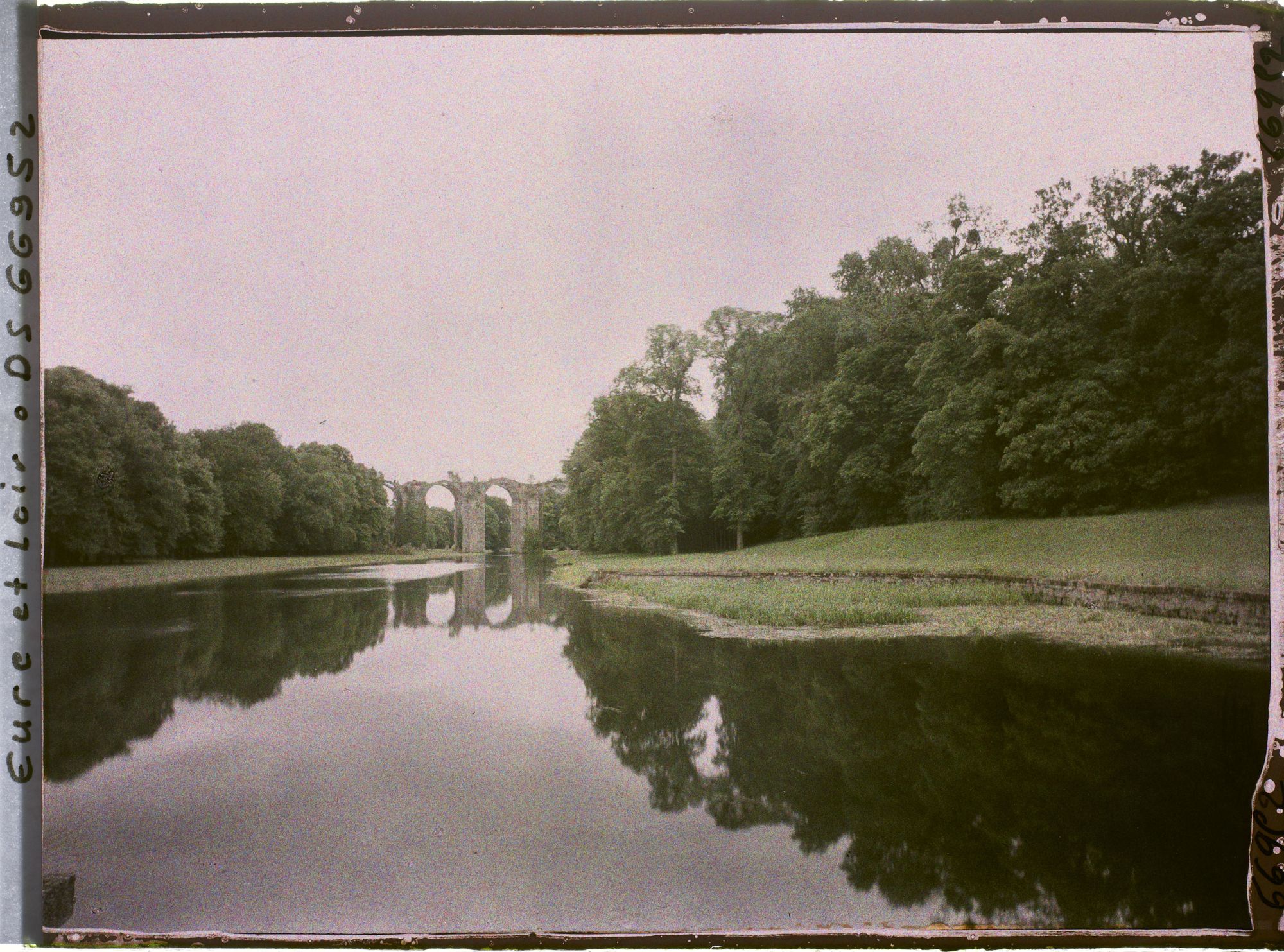 Image représentant Le canal et l'aqueduc dans le parc du château