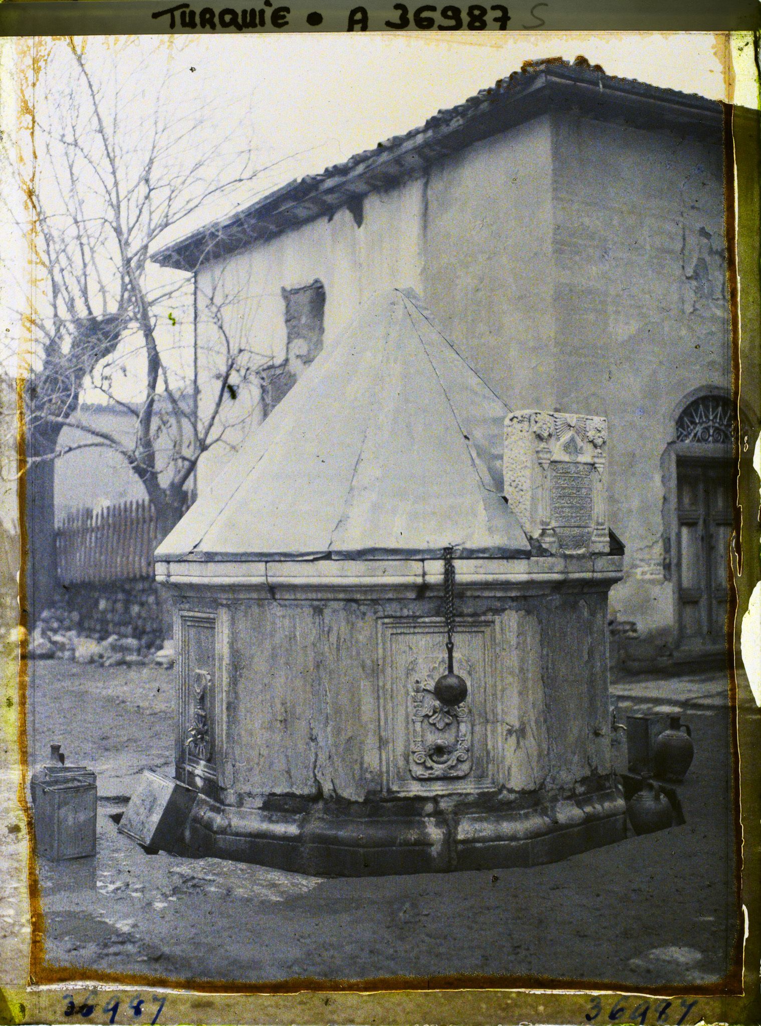 Image représentant Une fontaine dans la cour de la mosquée Haci Bayram