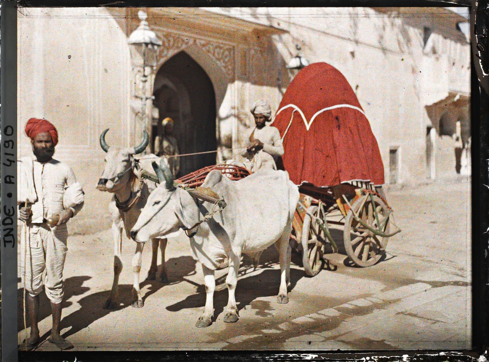 Image représentant Une voiture à armature et roues de bois (ekka), couverte pour le transport des femmes