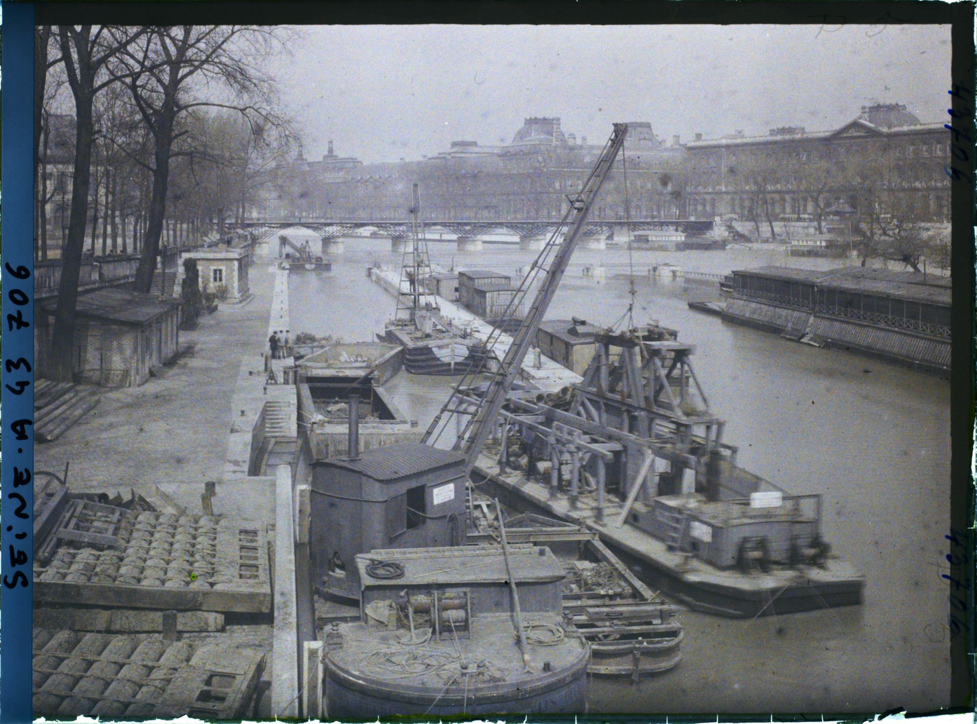 Image représentant Le barrage de la Monnaie depuis le Pont-Neuf vers le Louvre