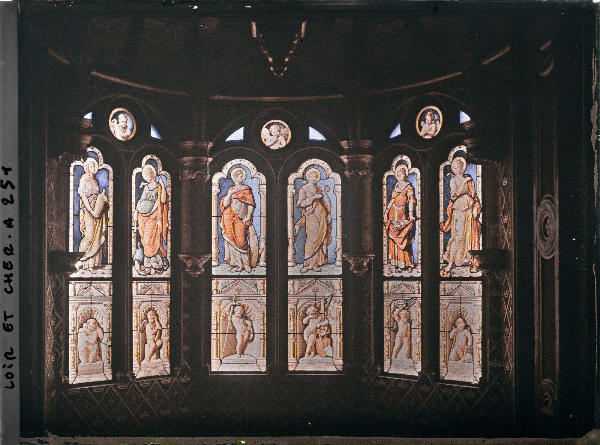 Image représentant Les vitraux de l'oratoire de la reine Catherine de Médicis dans les appartements royaux de l'aile François 1er du château